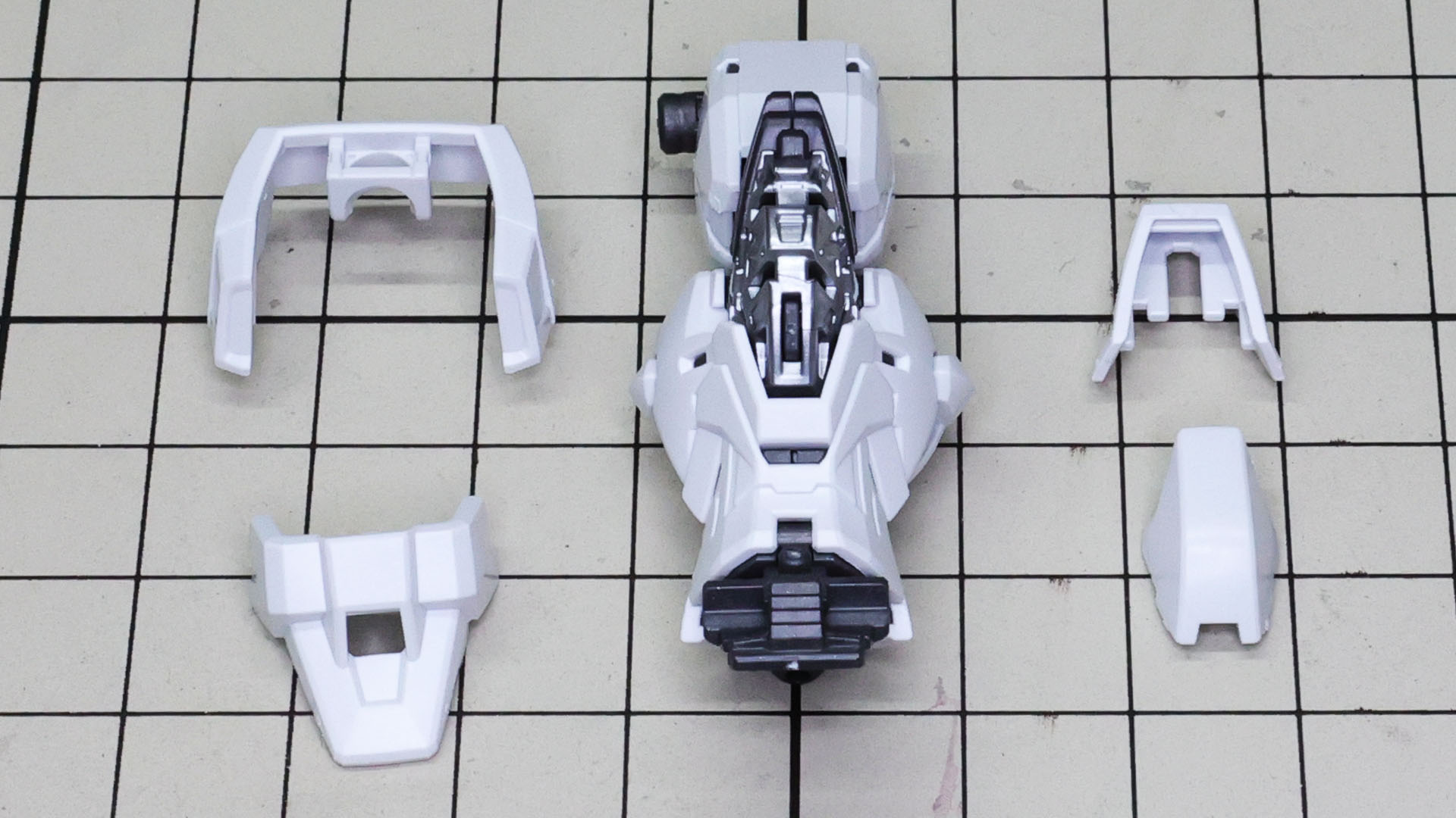 さらに装甲類を組み付けていきます