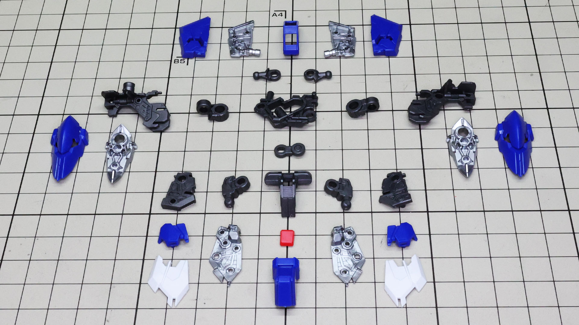 中央にコアとなるメカフレーム、周囲に前後左右のスカートアーマーを配置しています