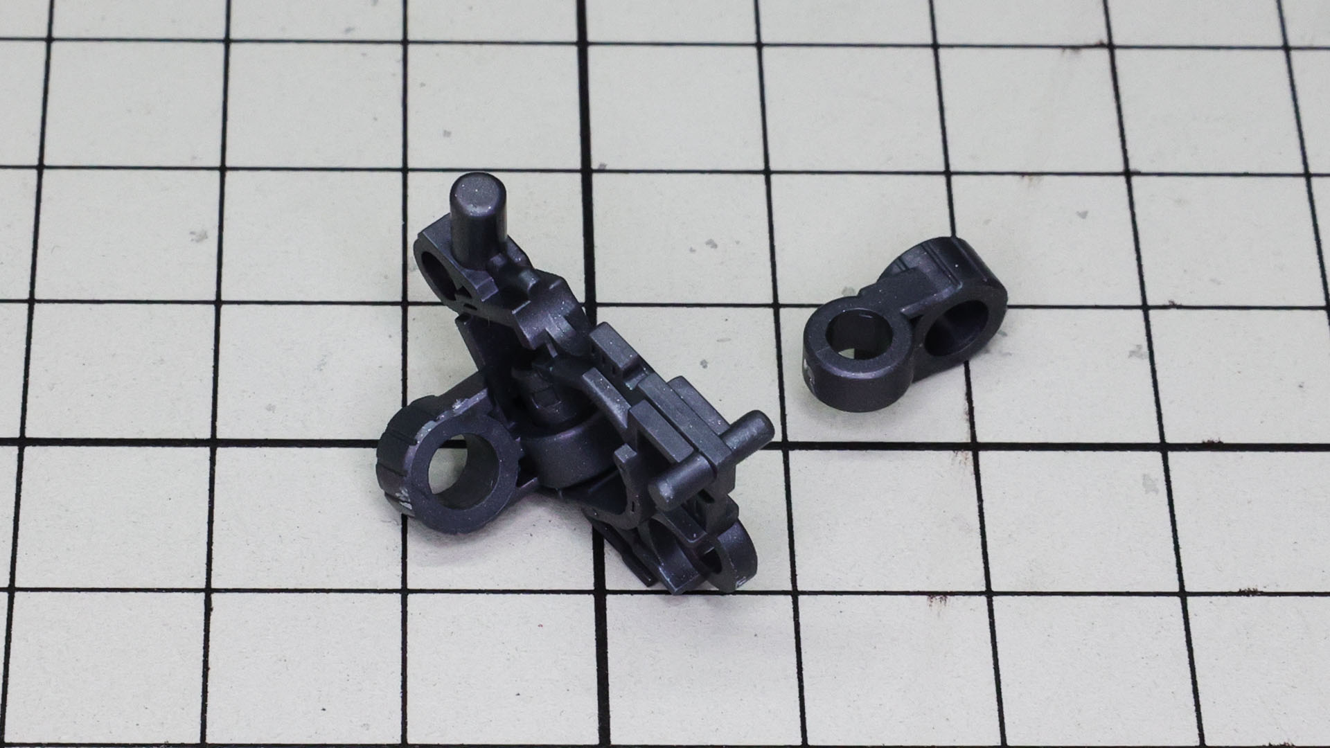 コアのメカフレームの意外な細さに驚くと思います。ここにある軸に股関節を組んでいくことになります