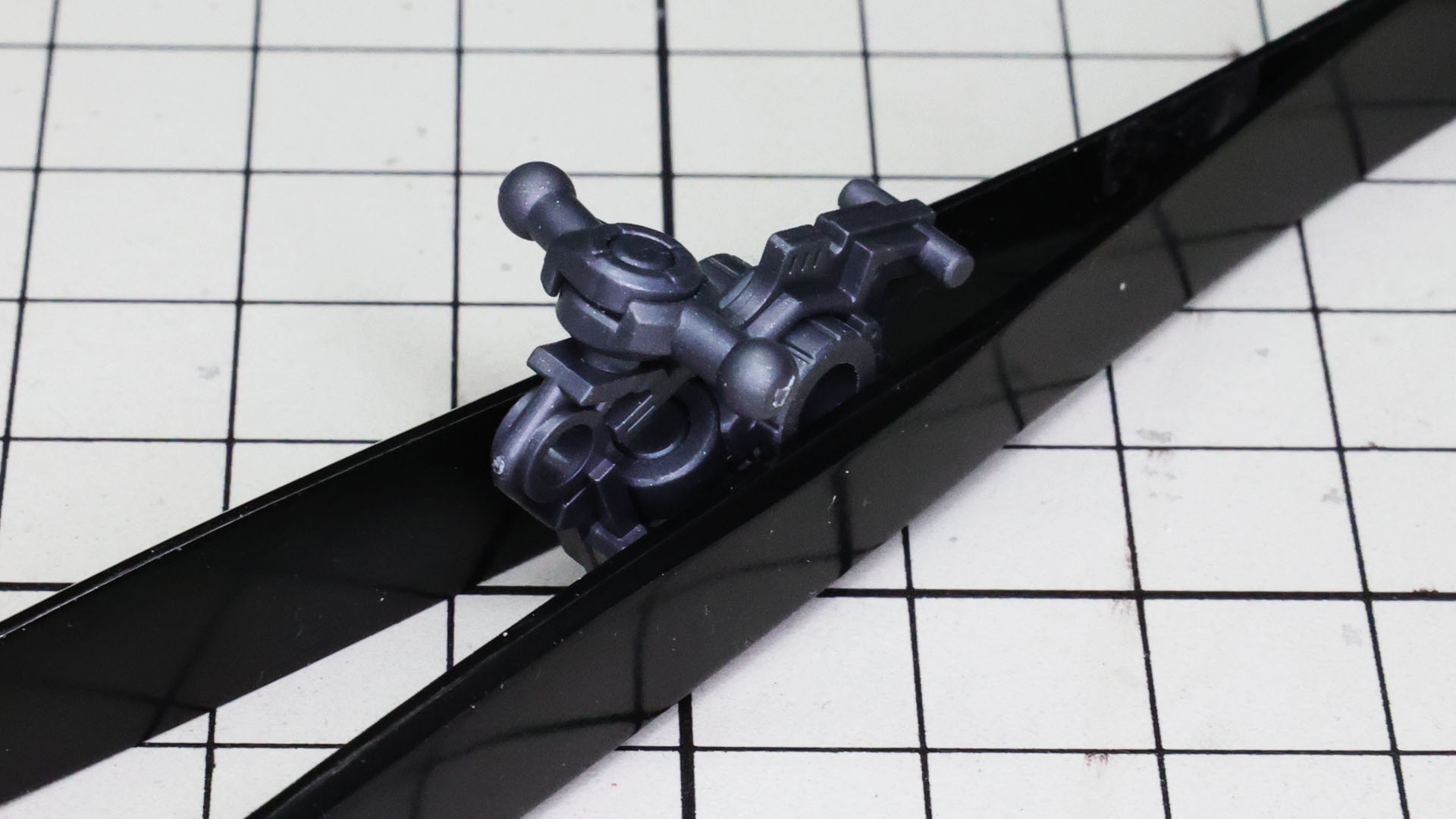 コアのメカフレームをアウターケースでカバーします