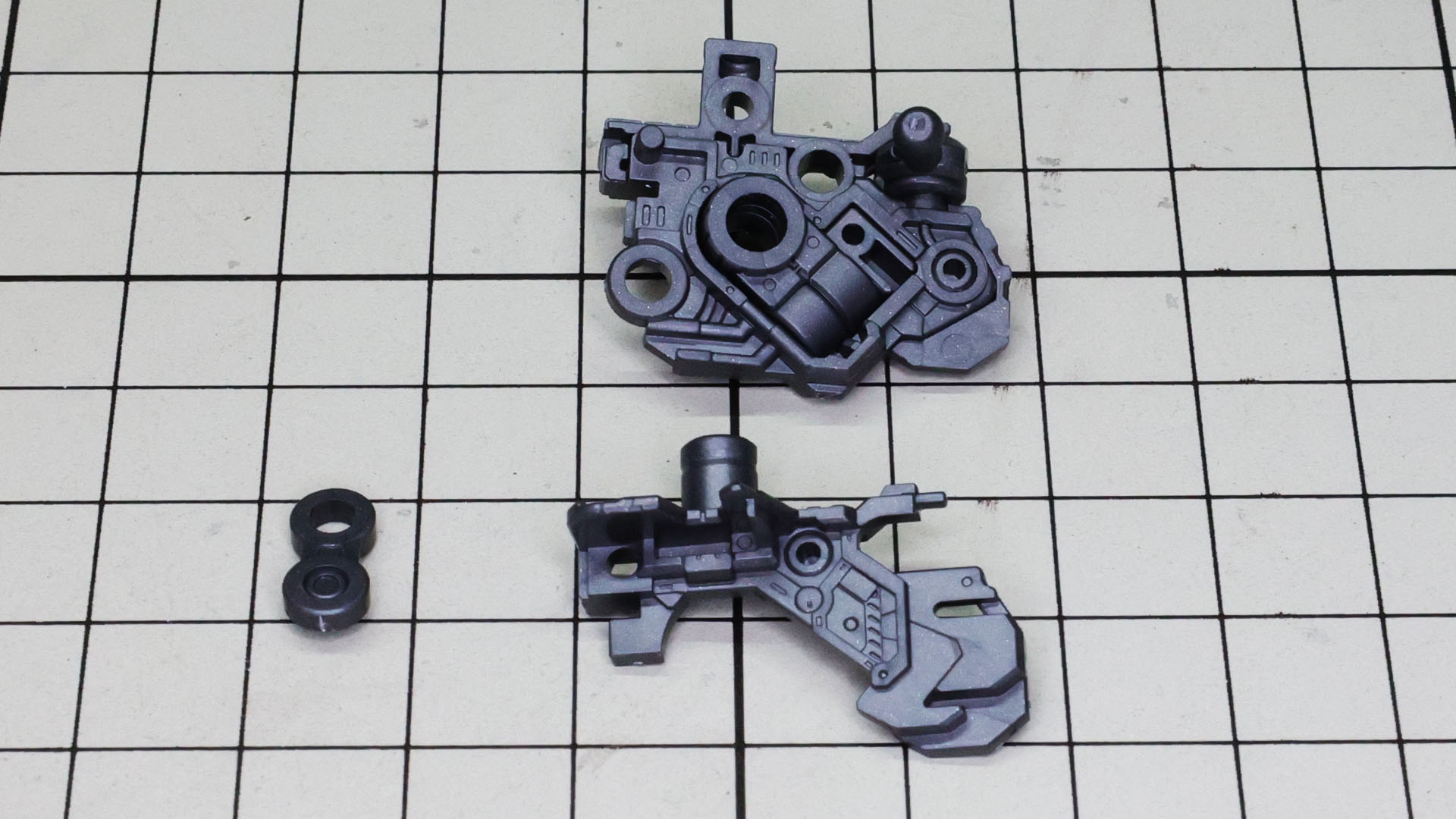 コアのメカフレームをアウターケースでカバーします