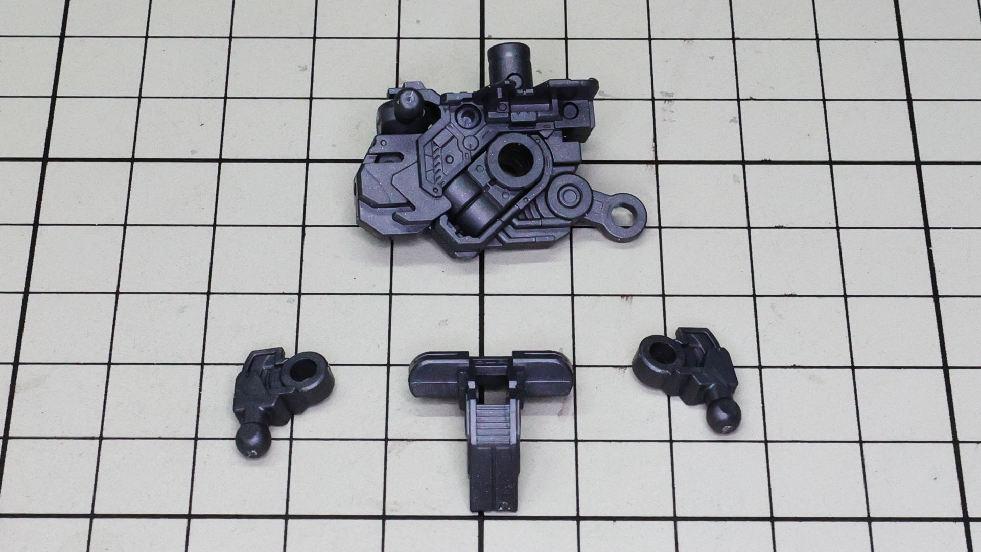 サイドのスカートアーマーを接続する軸のメカフレームを組みます。後部に回転軸を持つことでサイドアーマーを逃がすことができるようになります