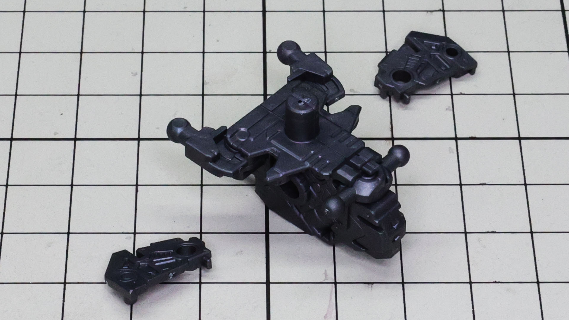 これはサイドスカートアーマーの軸が後ろを向いている状態です。写真右が前方向です