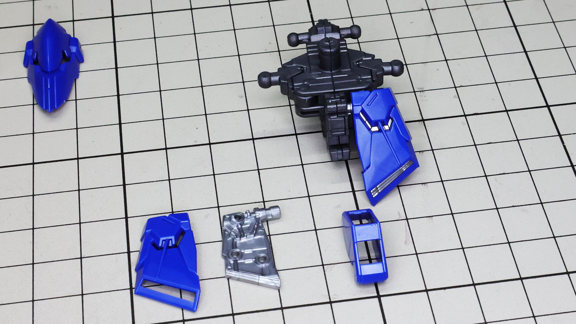 リアスカートアーマーを組み込みます。各スカートアーマーは裏にシルバーのメカフレームが組み込まれます