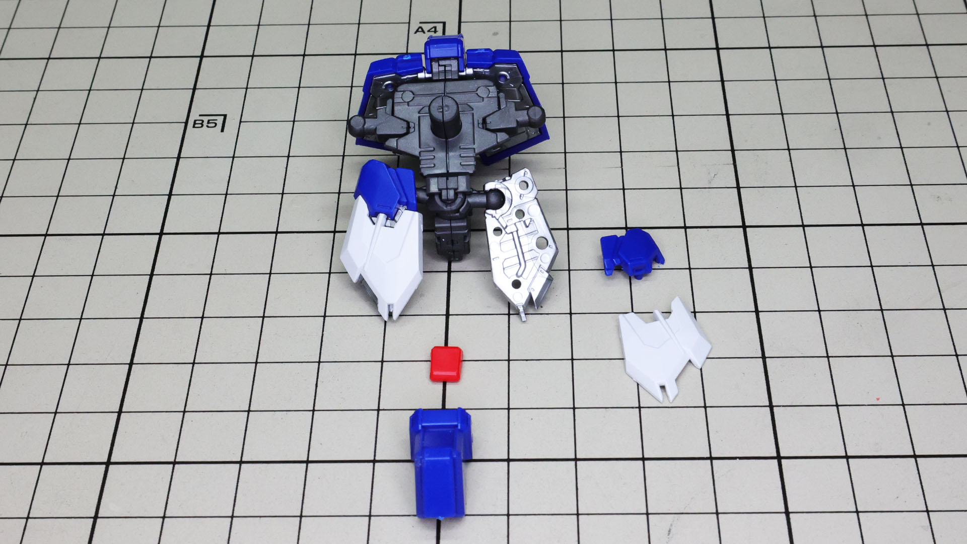 次にフロントスカートアーマーを組みます