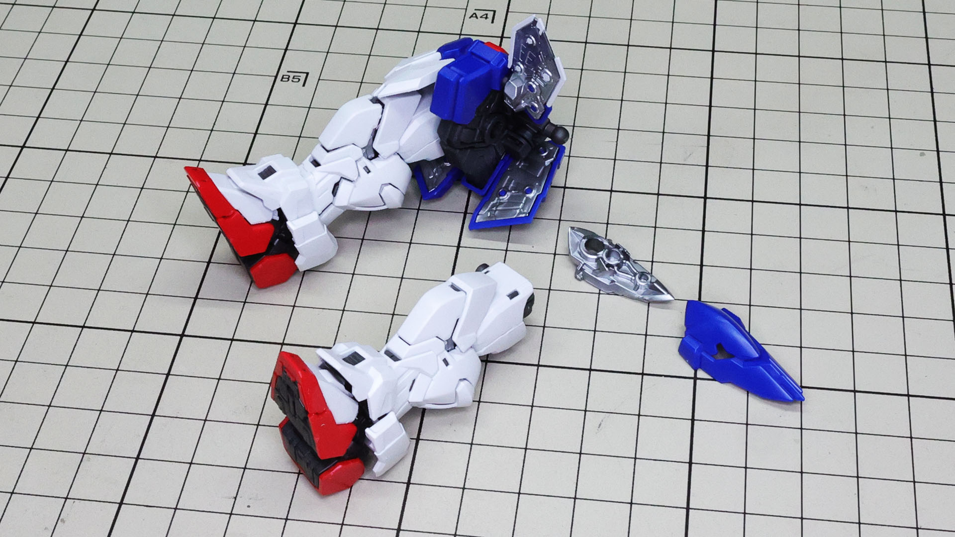 腰部に脚部をドッキングさせてサイドスカートアーマーを組み付ければ下半身が完成します