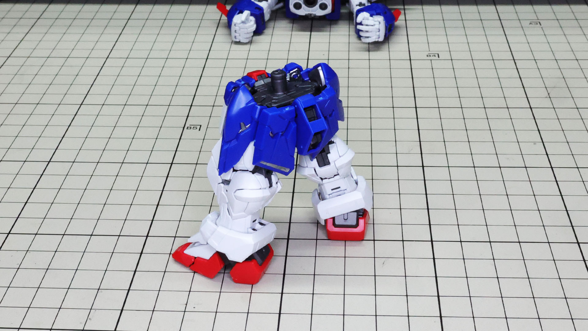 ここで脚部の動きを確認します。面白い股関節の構造で脚を大きく振り出せます。脚側の軸の角度が変わりますので無理な力をかけないように注意！