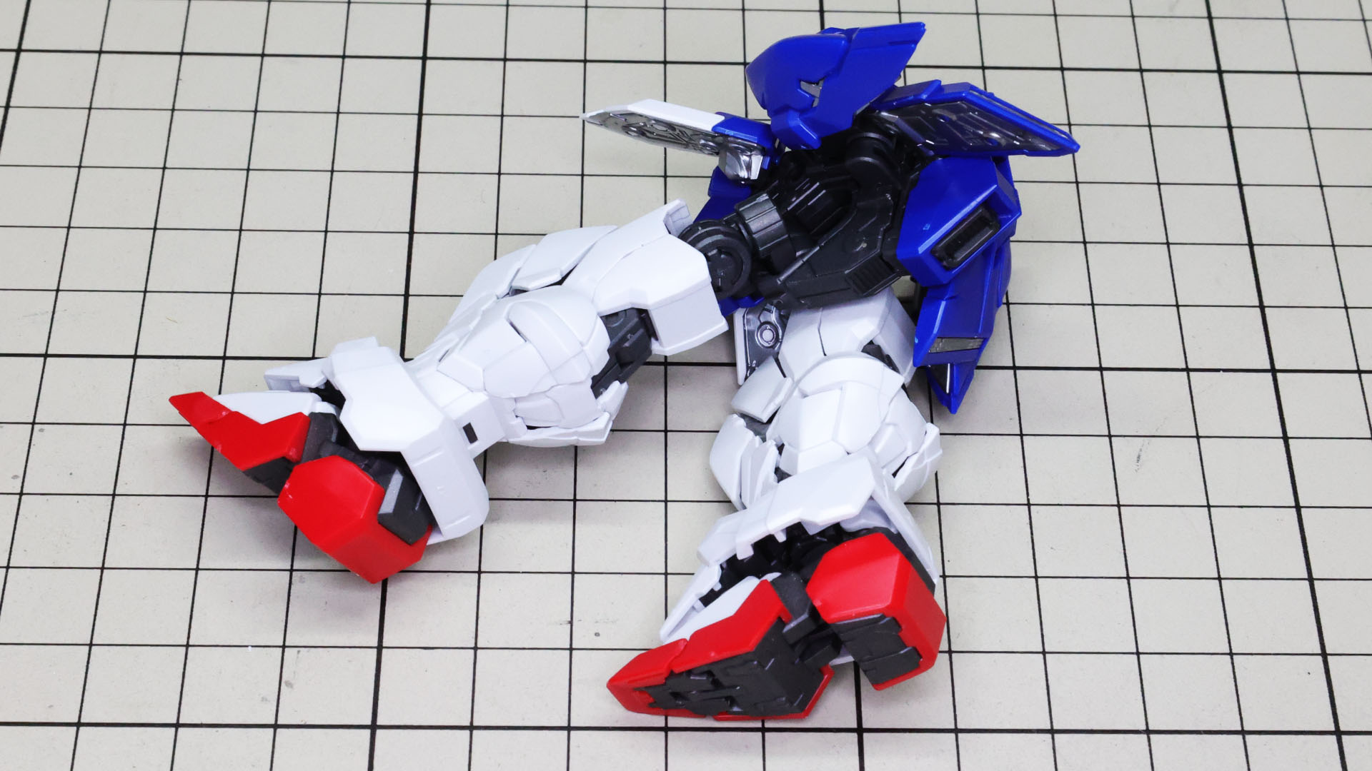 ここで脚部の動きを確認します。面白い股関節の構造で脚を大きく振り出せます。脚側の軸の角度が変わりますので無理な力をかけないように注意！