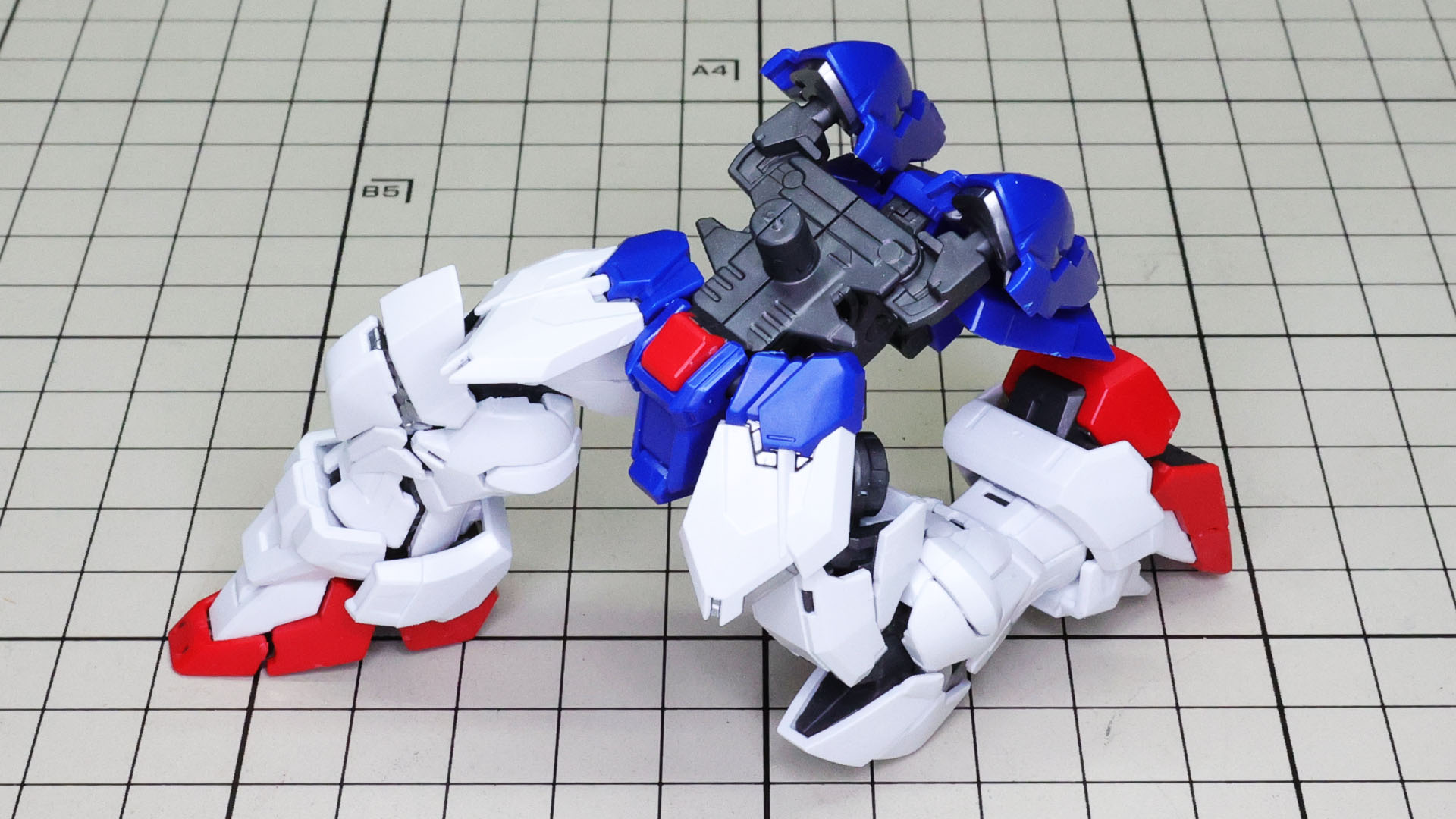 サイドスカートアーマーは変形時に後方へ回しますが、もちろんアクション時にも有用です