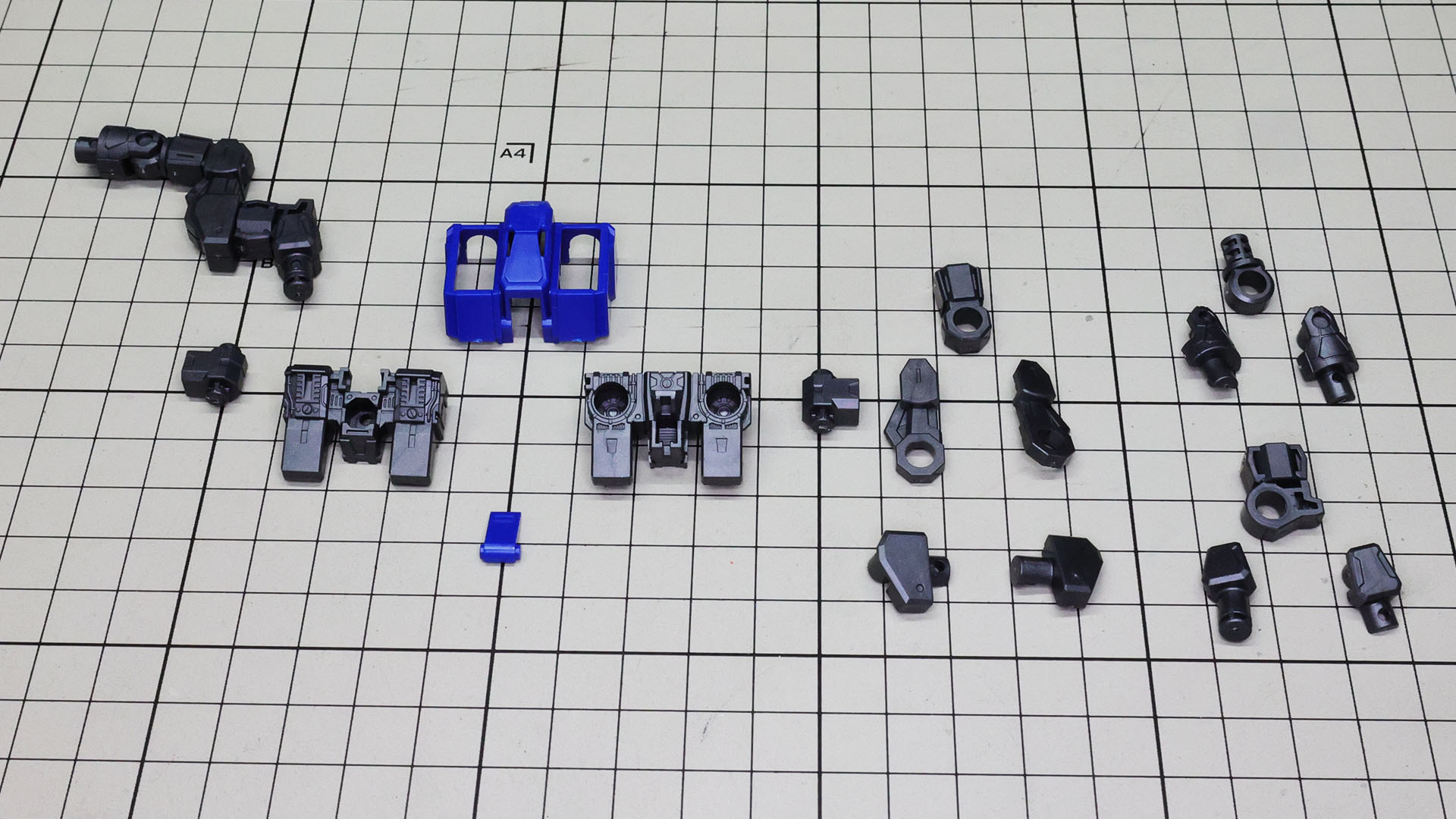 左上に左用のウイングバインダーのアームを組んであります。中央にバックパック本体、右にアームのパーツ群です