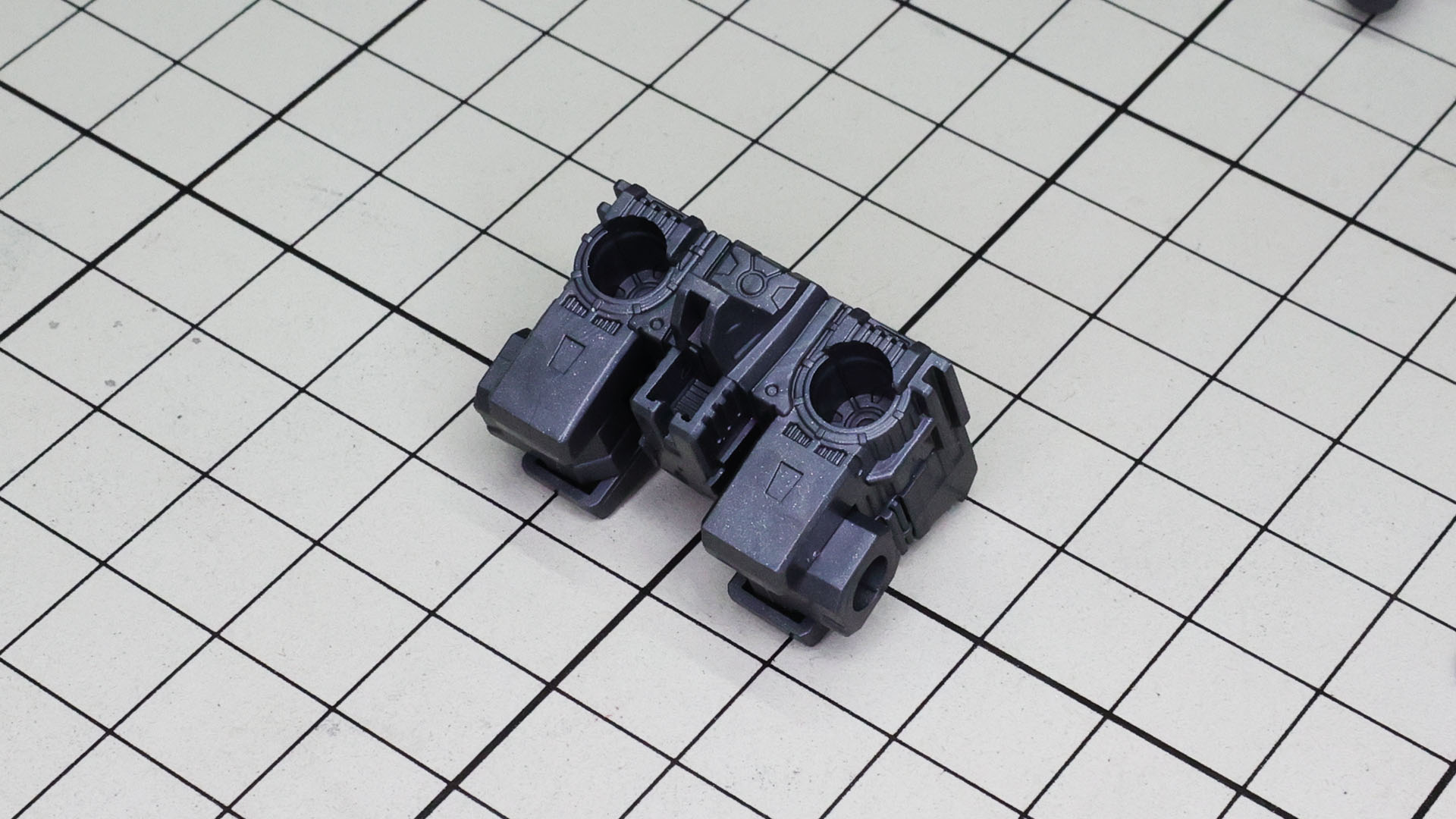 バックパック本体はとても簡単な構造です。軸受けを組み込んで挟み込みます