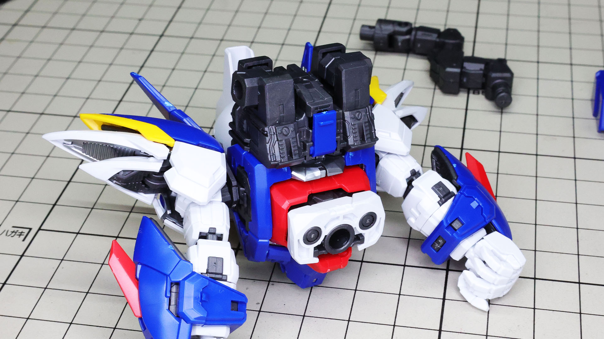 バックパック下部には開閉式のスタンド接続部（青色のフタ）があります