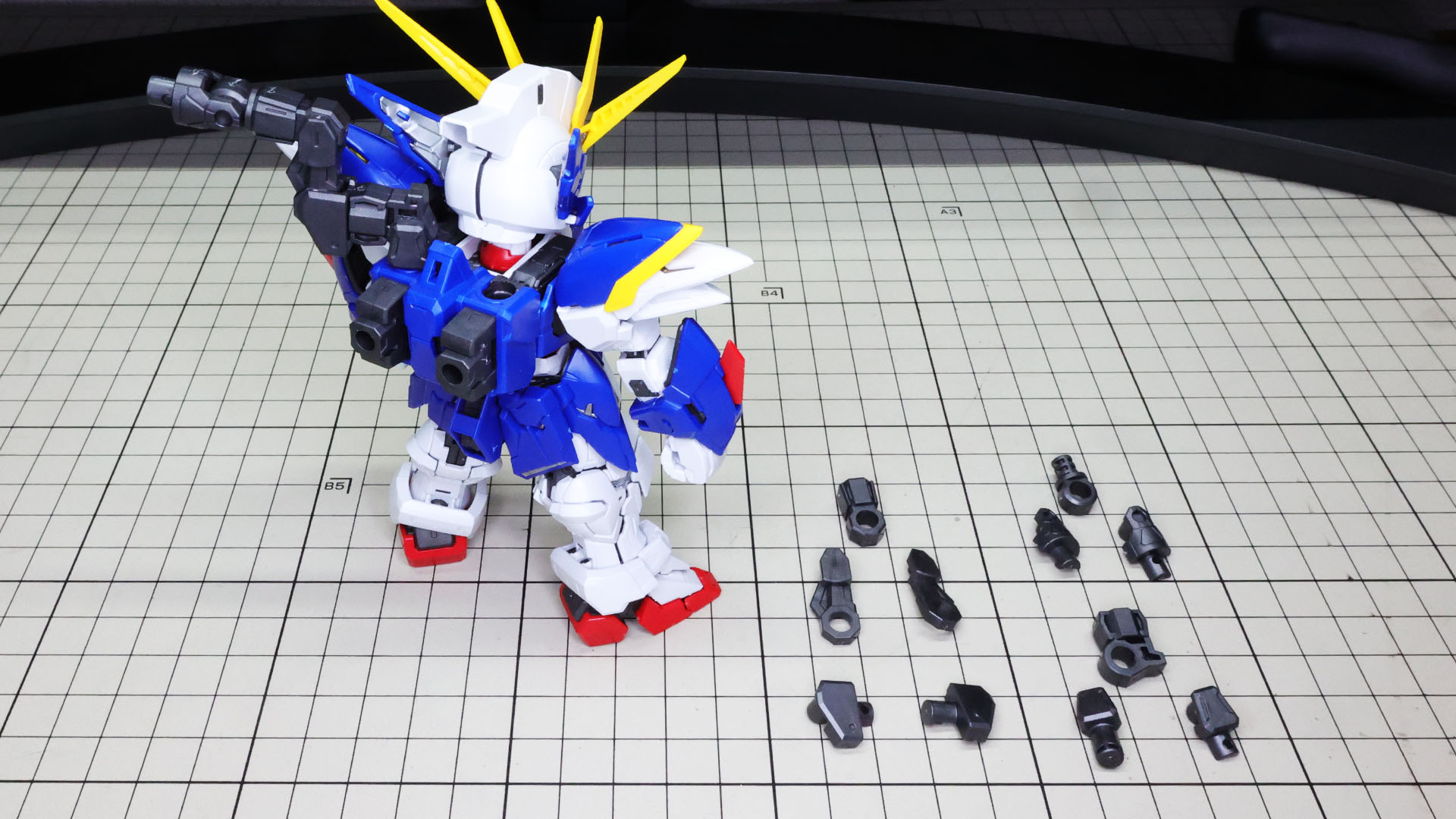 アームは大きく分けて3ブロックに分かれ、8軸もの多重な軸を持っています