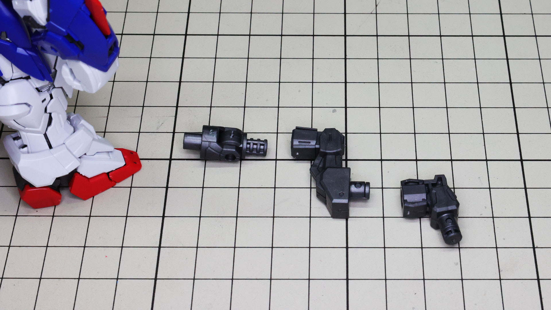 アームの左側がウイングバインダー側、右がバックパック側への接続軸です