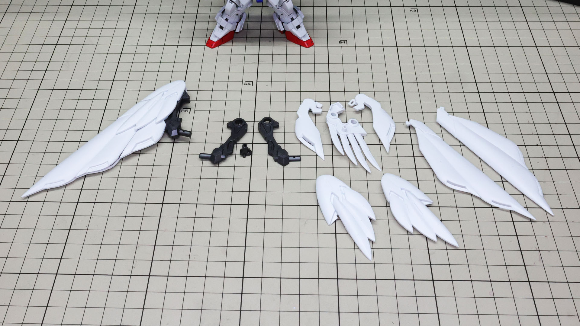 左右共通のウイングバインダー（小）のパーツ群です