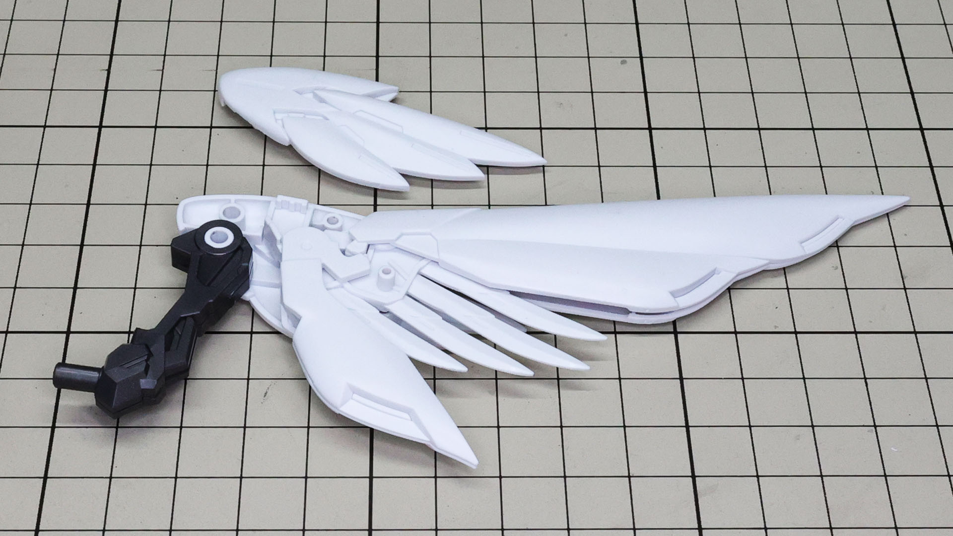 基部にはメカフレームのアームが組み込まれます