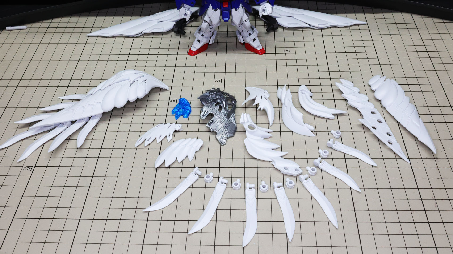 左は組み上げた右ウイングバインダーです。右が左ウイングバインダーのパーツ群です