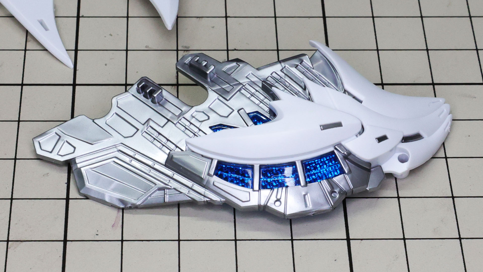 シルバーのメカフレームにリフレクションカットのパーツなどを組み付けていきます