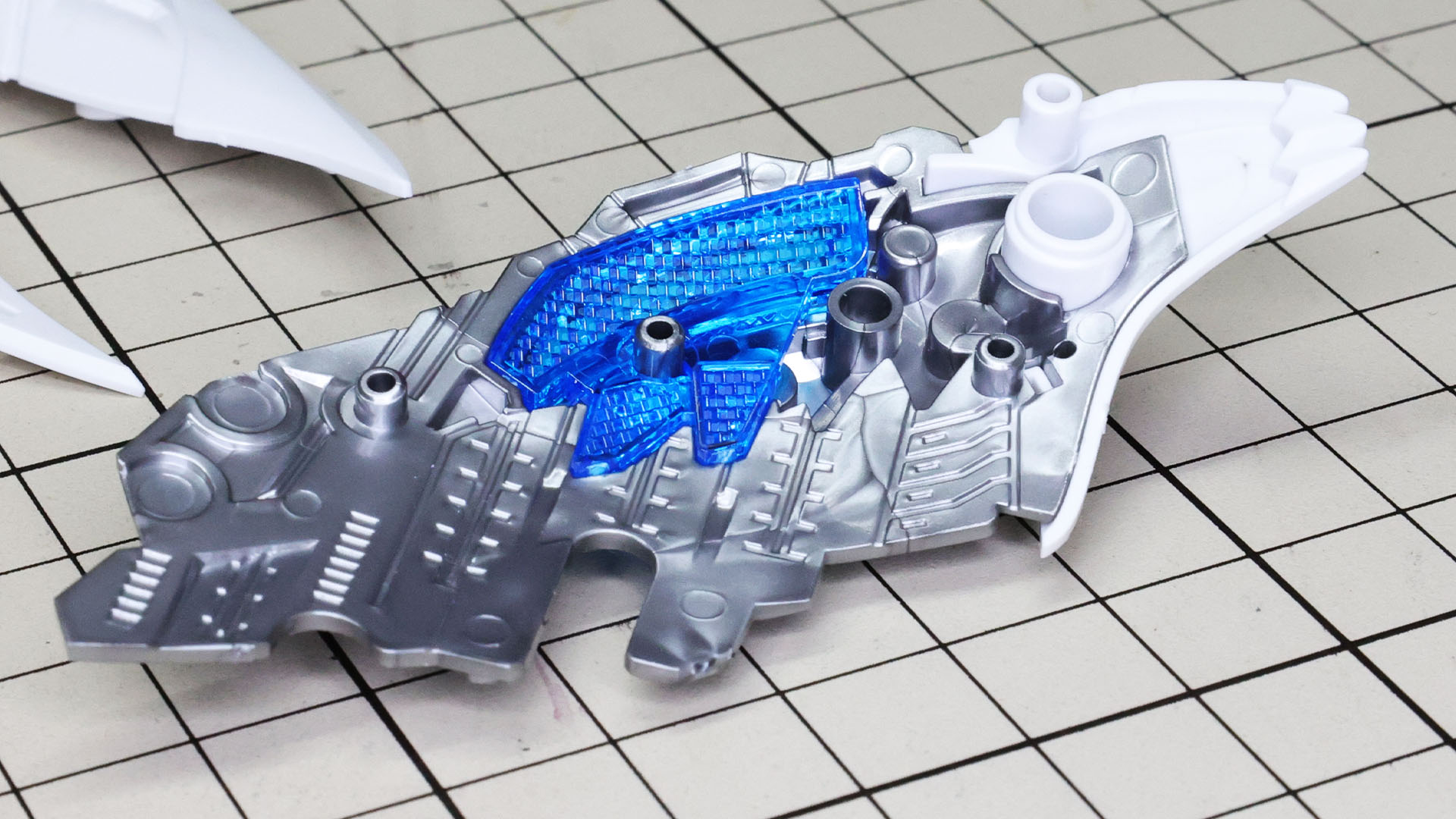 リフレクションカットのパーツを裏側から組み付けます。このパーツ毎度すごいんですよね！