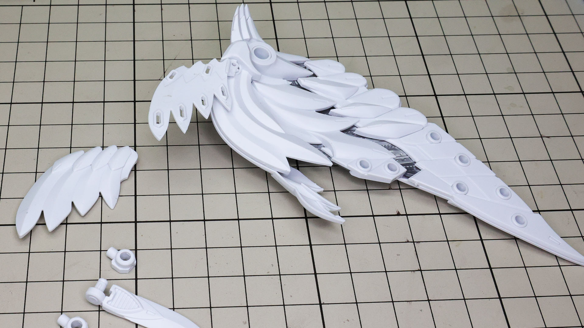 ウイングレットを組んでいきます。大中小あり、表裏もありますのでよく観察しておきます