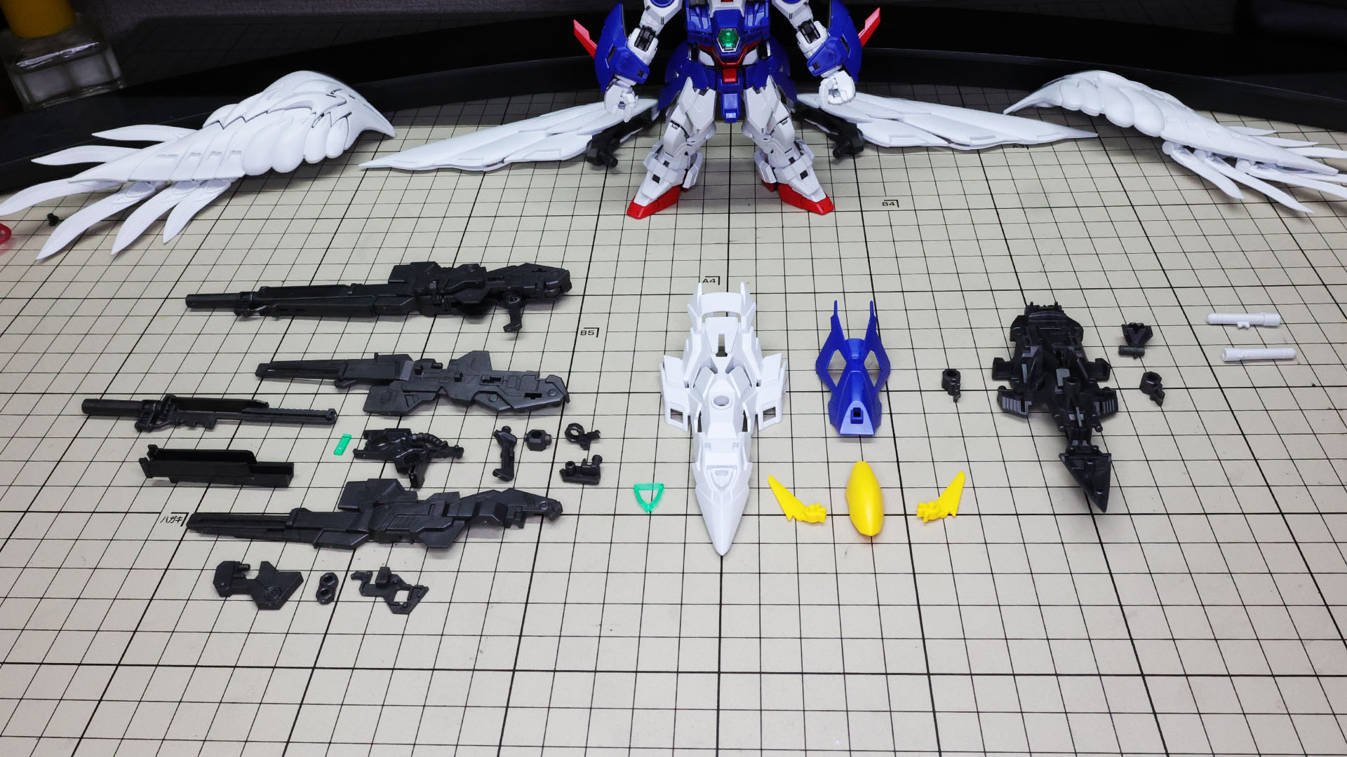左がツインバスターライフル（1丁組み上げ済み）、中央がシールド、右がビームサーベルのパーツ群です