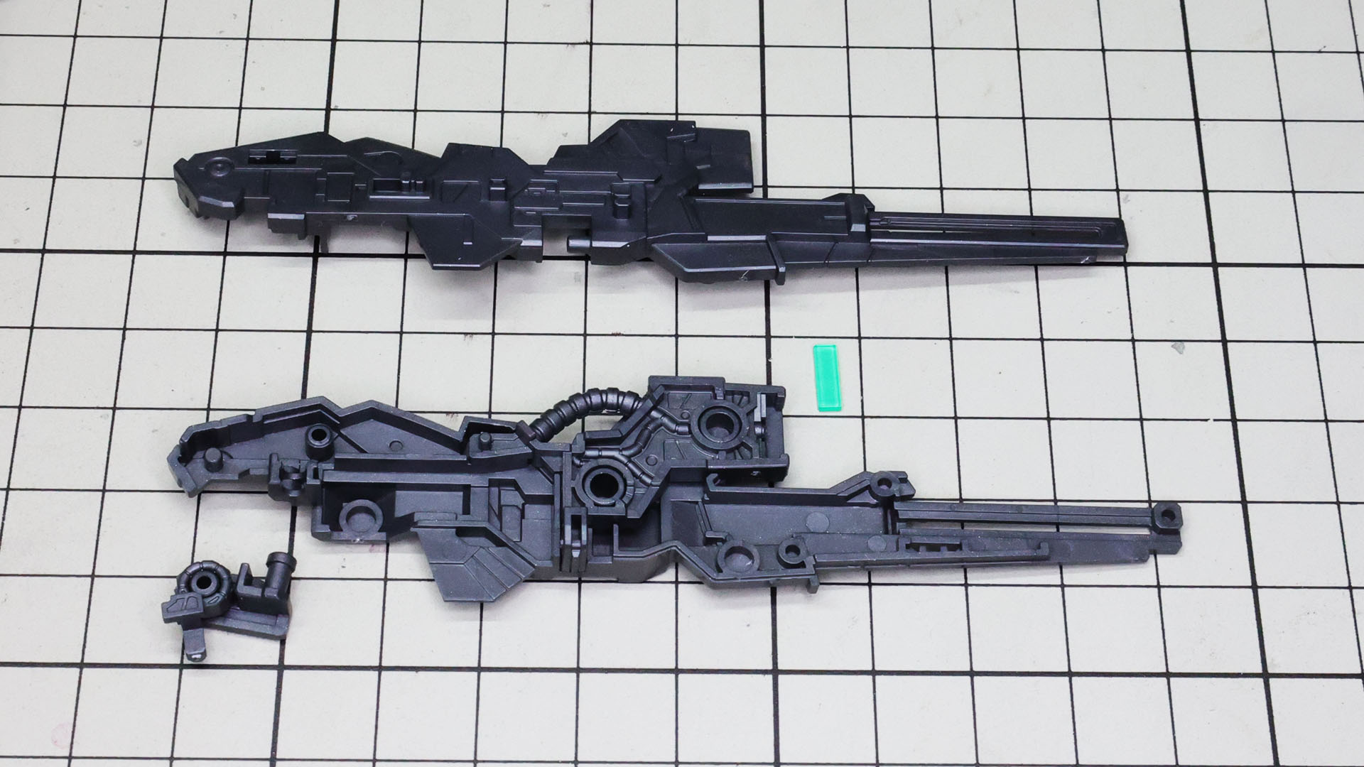 ツインバスターライフルはハンドに持たせる時に安定させるための接続部、大きなセンサーユニットを組み込みます