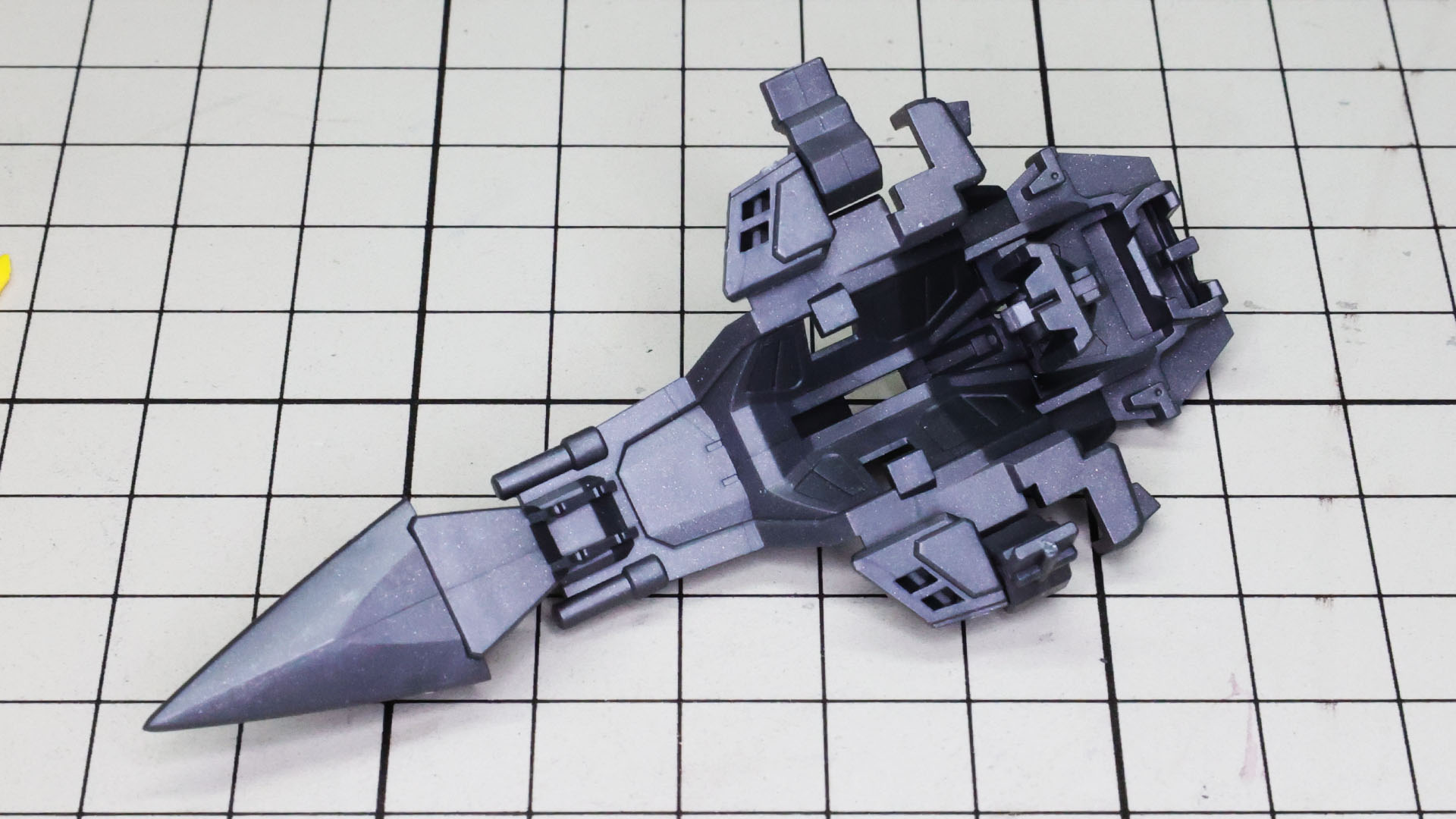 シールド裏には腕部やツインバスターライフルへの接続部を組み付けます