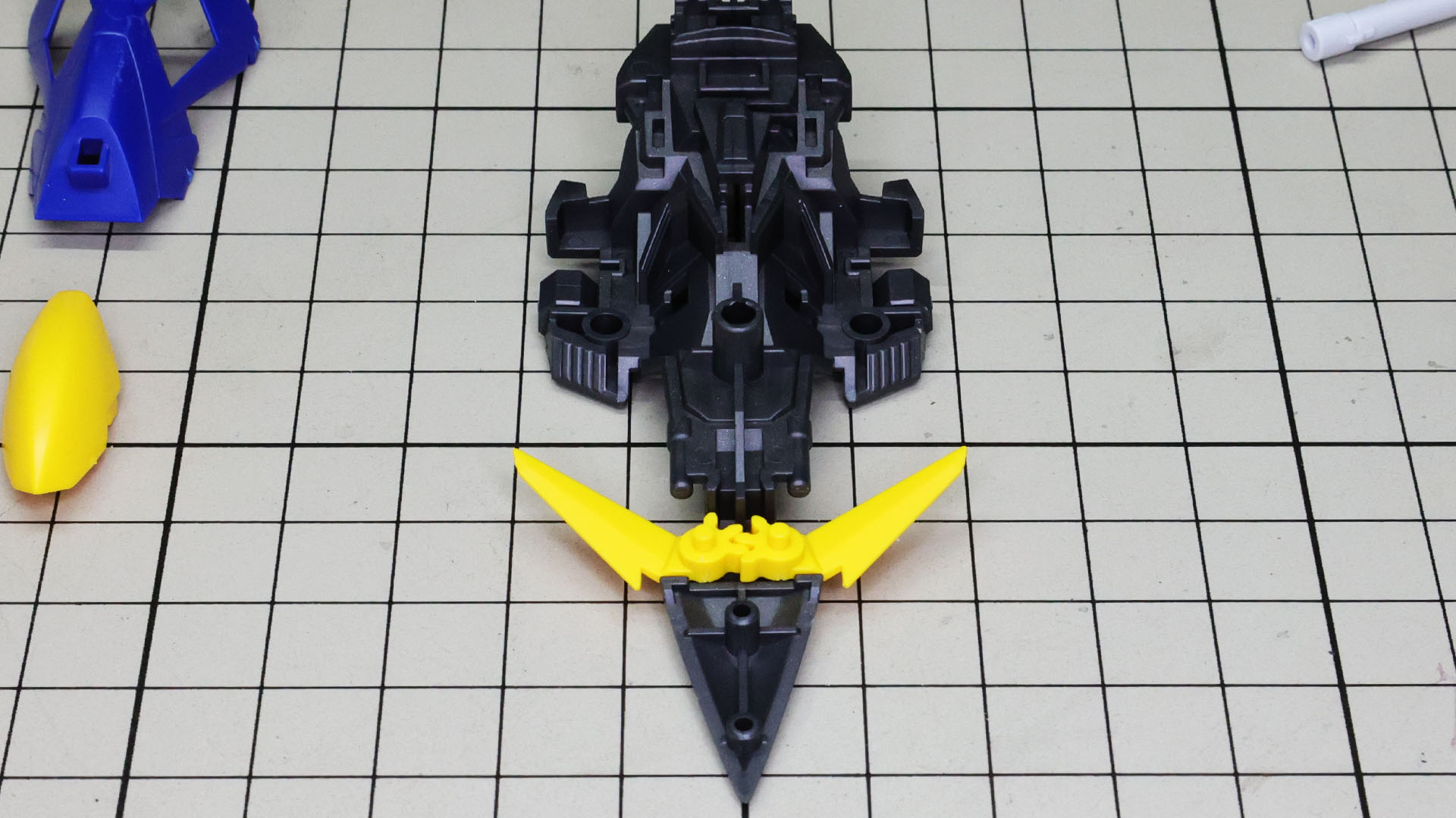 シールド先端にはネオバード形態時に展開するカナード的ウイングがあります。歯車が付いていて左右連動します