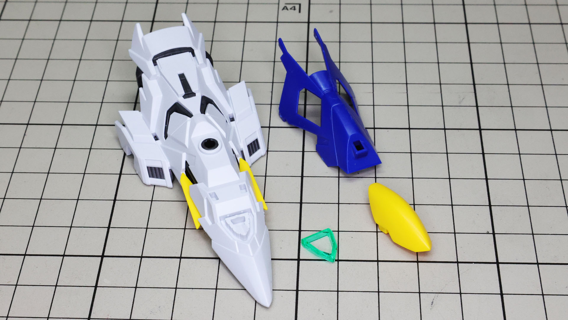 シールド上面には加飾装甲が取り付けられます。クリアーパーツも組み込まれます