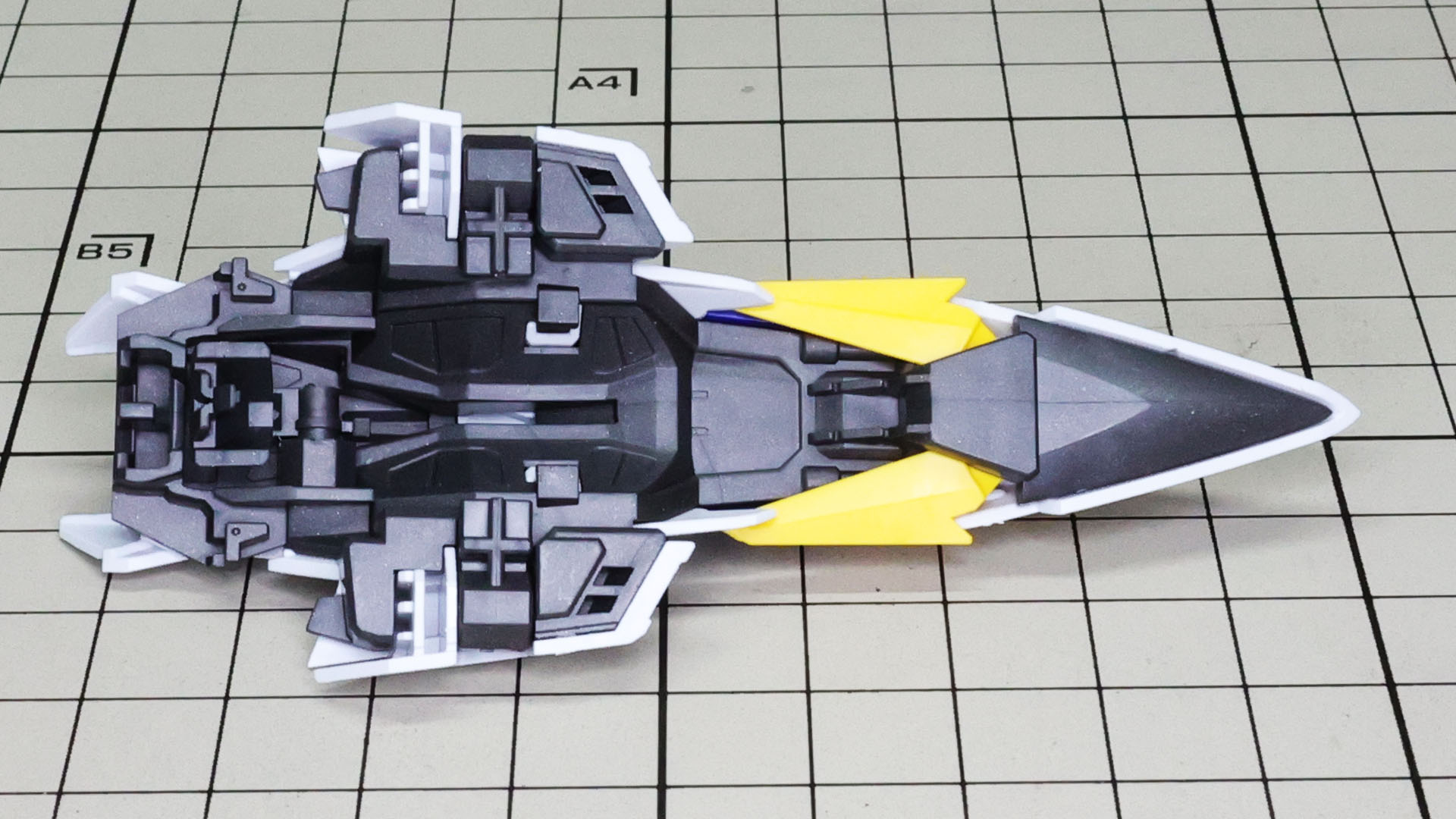 カナードウイングの収納状態がよくわかるシールド裏面