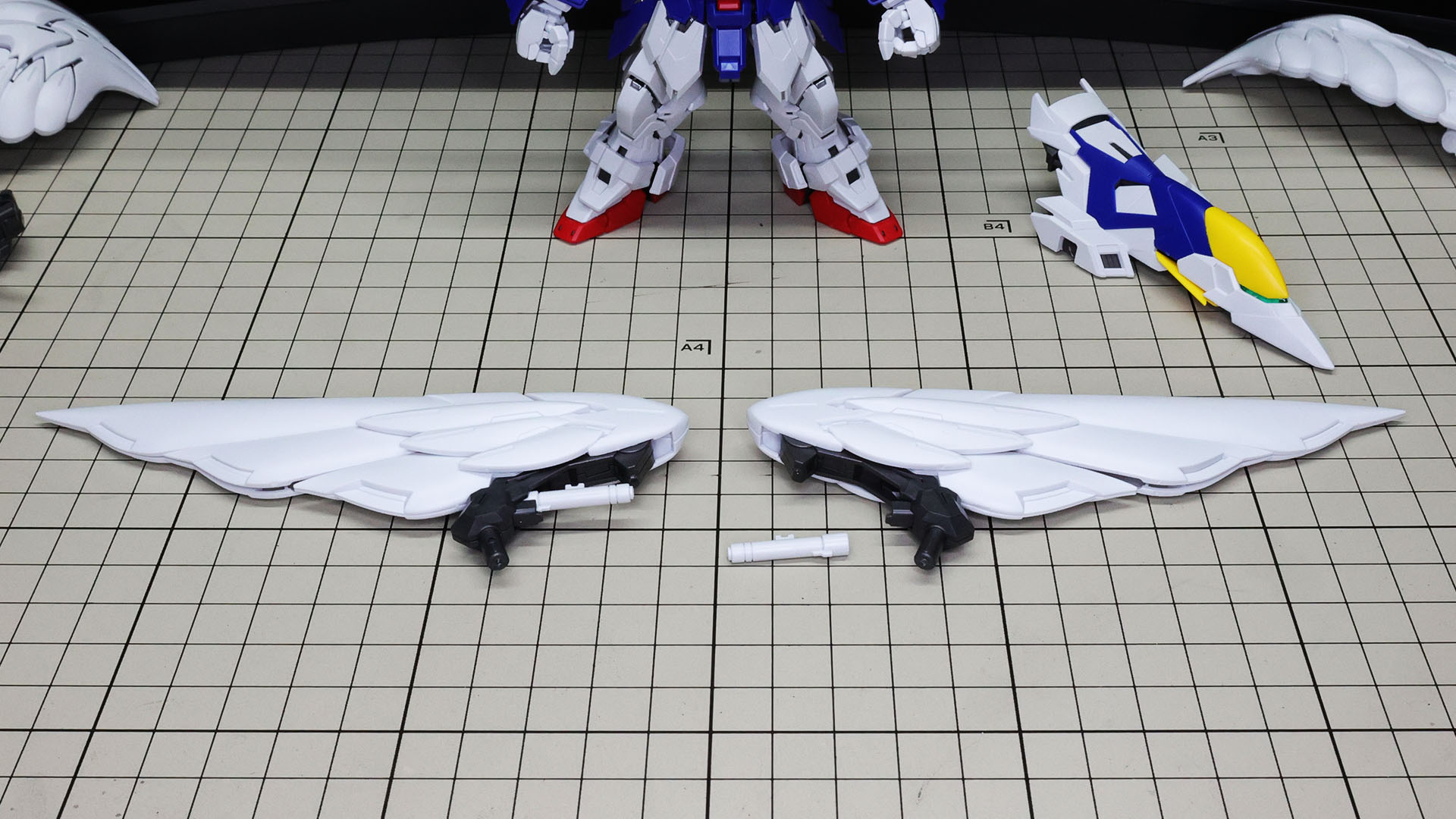 ビームサーベルは背面ウイング基部に装着できます