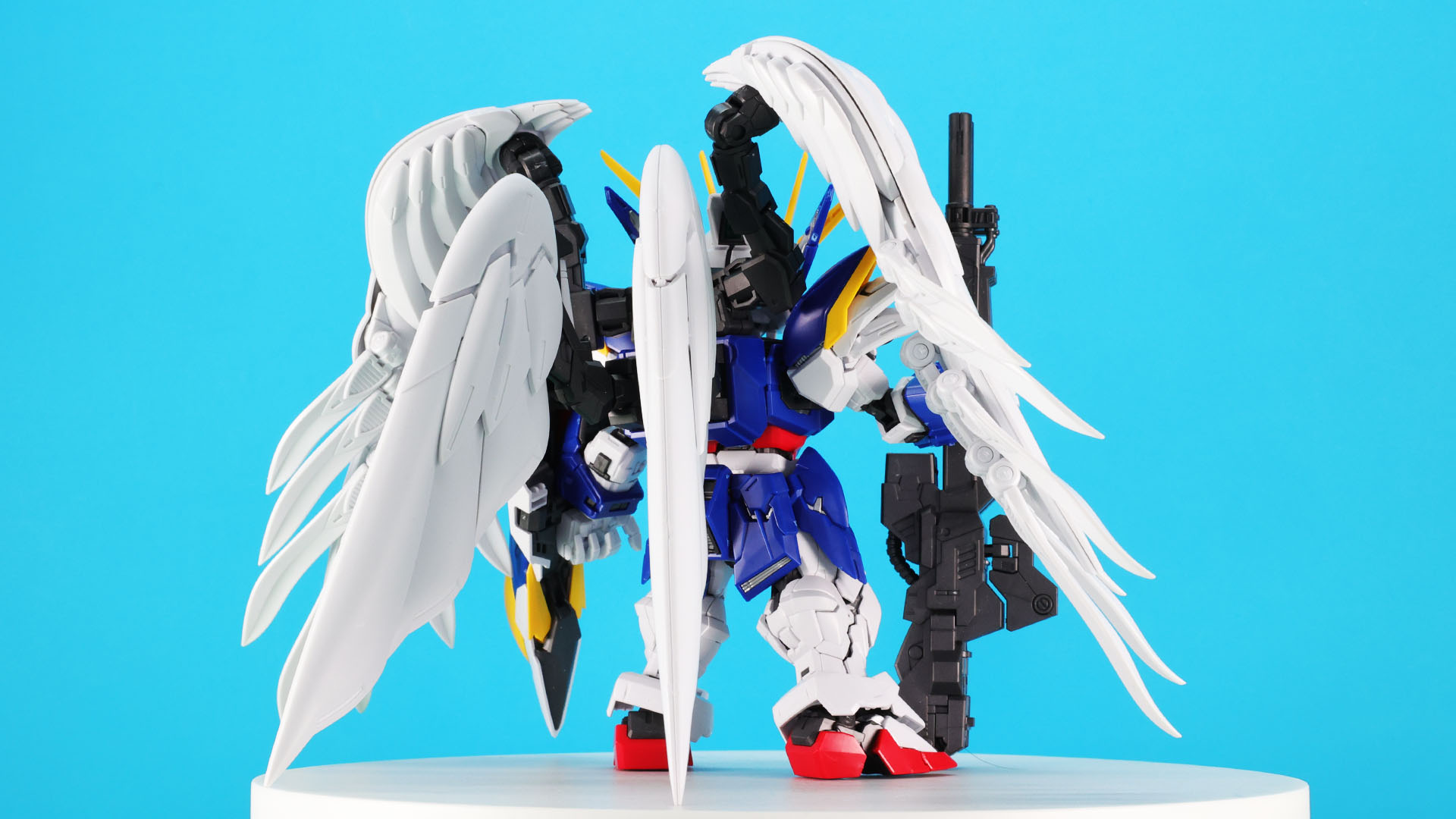 ウイングガンダムゼロ EWの特徴である背面ウイングがまさに新次元の構造です