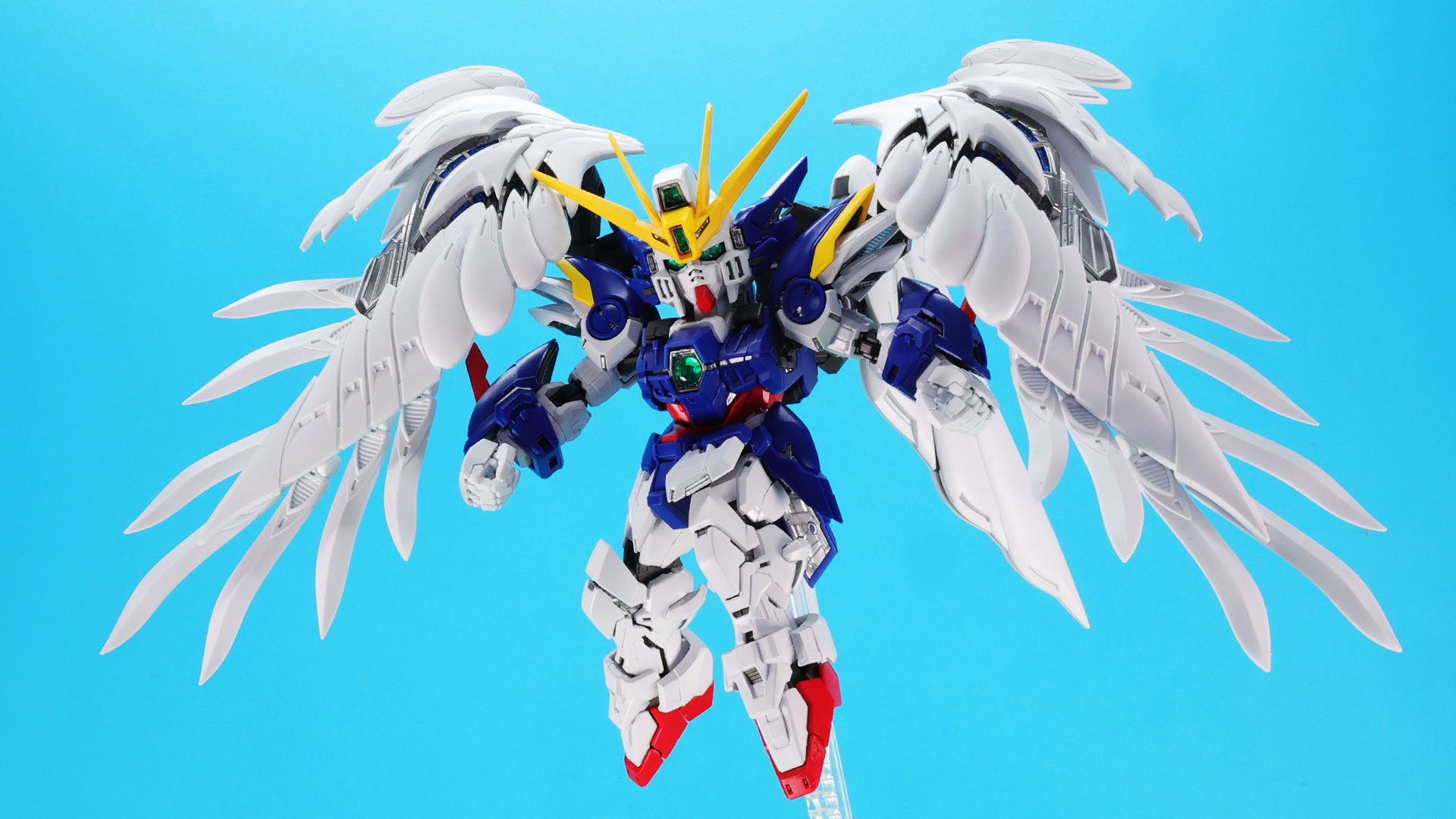 翼を広げるウイングガンダムゼロ EW