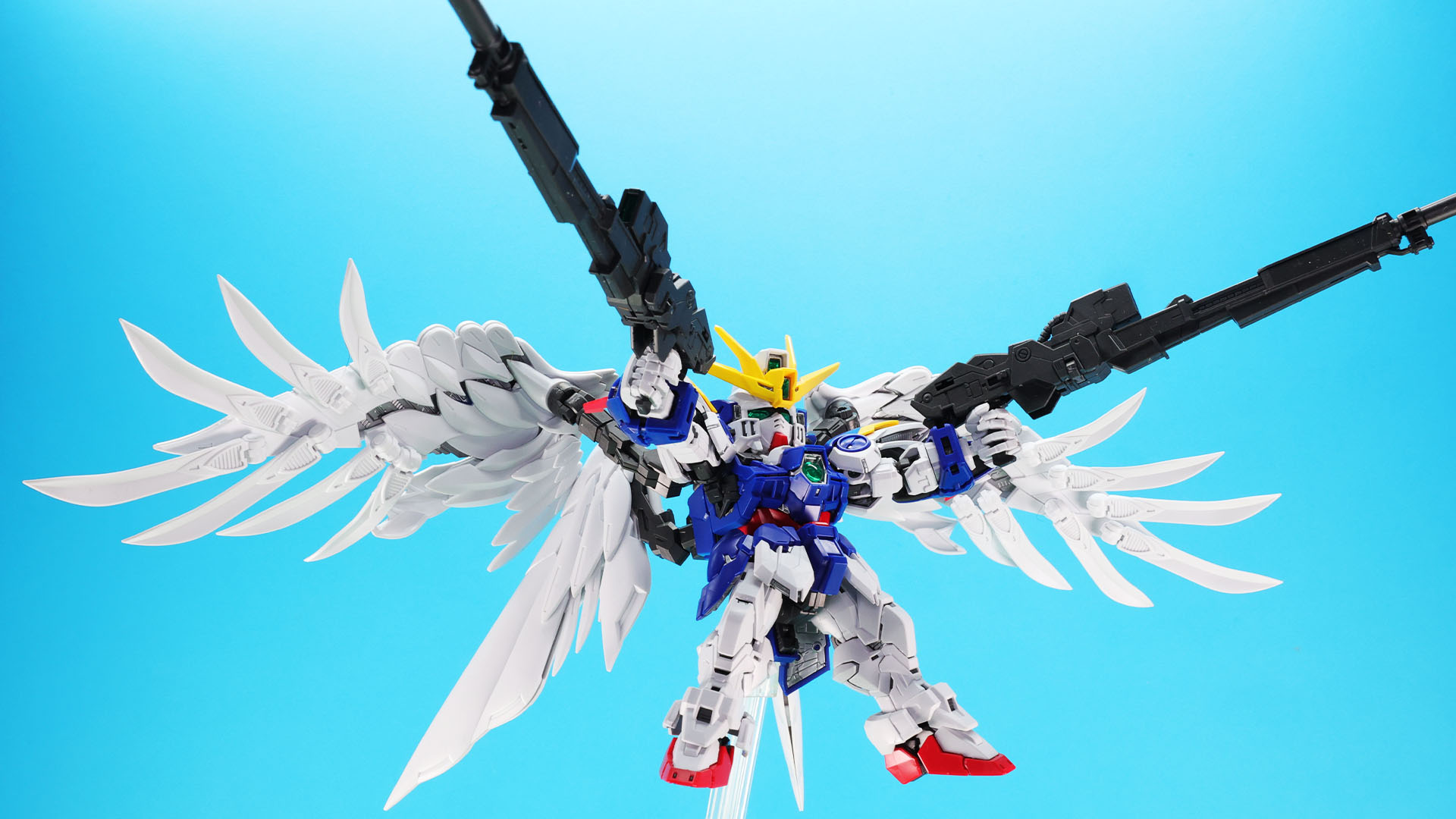 長大なライフルも両腕に固定する仕組みを搭載しています