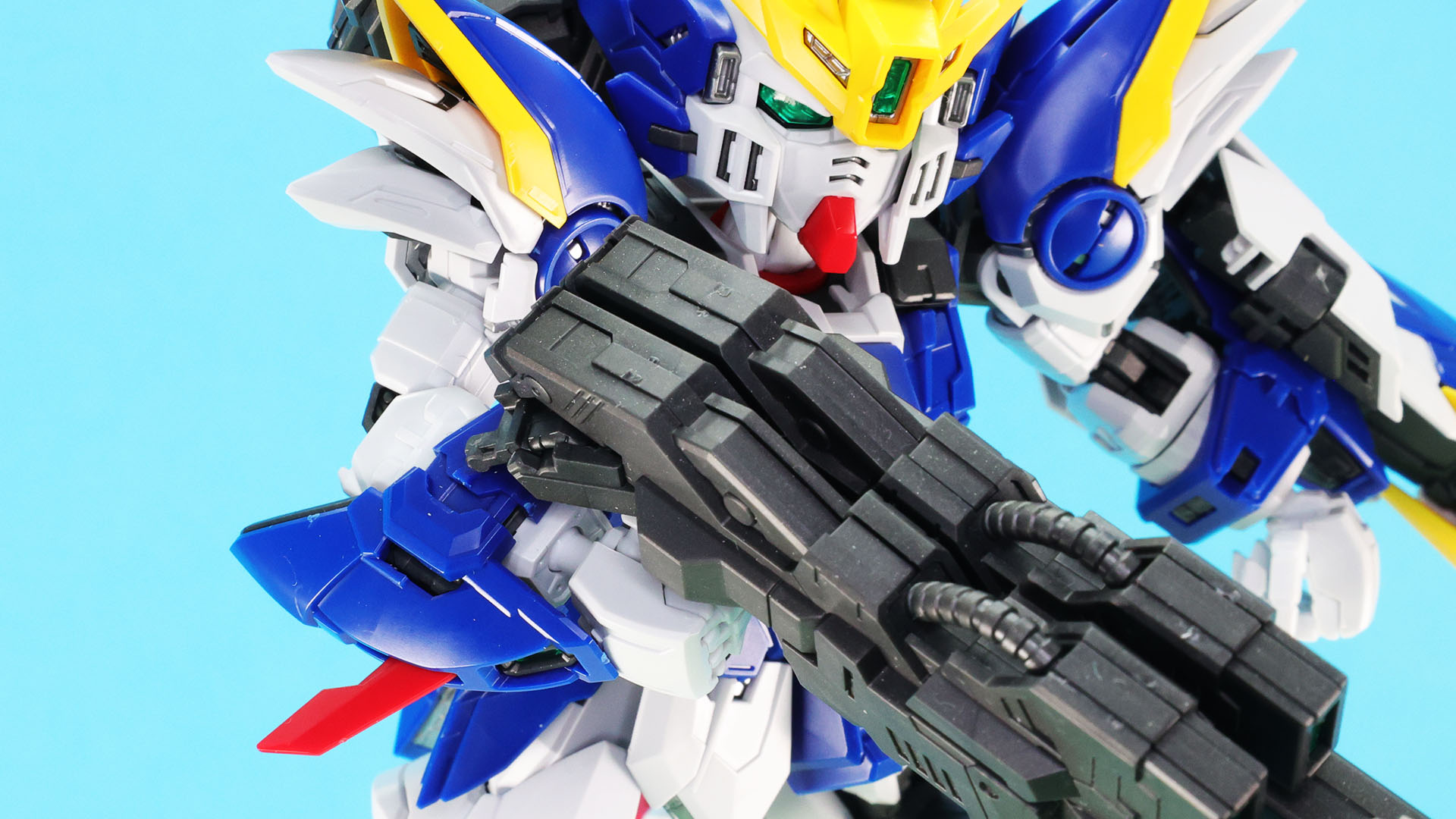 腕部装甲をスライド、そこへツインバスターライフルの後部を接続できます