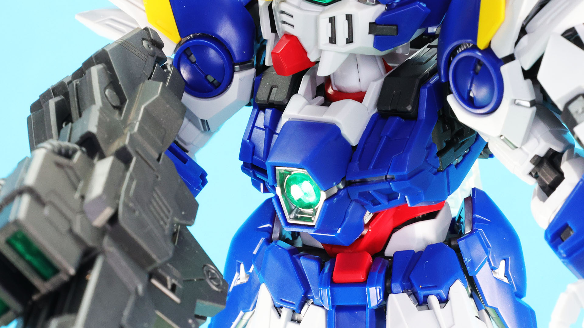 首の可動性能が高く、大きく上を向くことができます