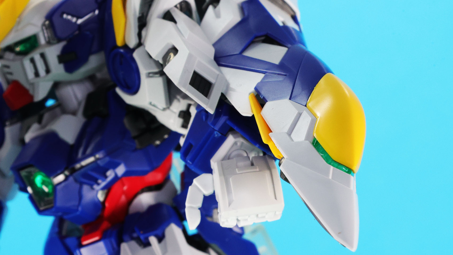 ネオバード形態時には機首となる抑揚のある面を持ったシールド