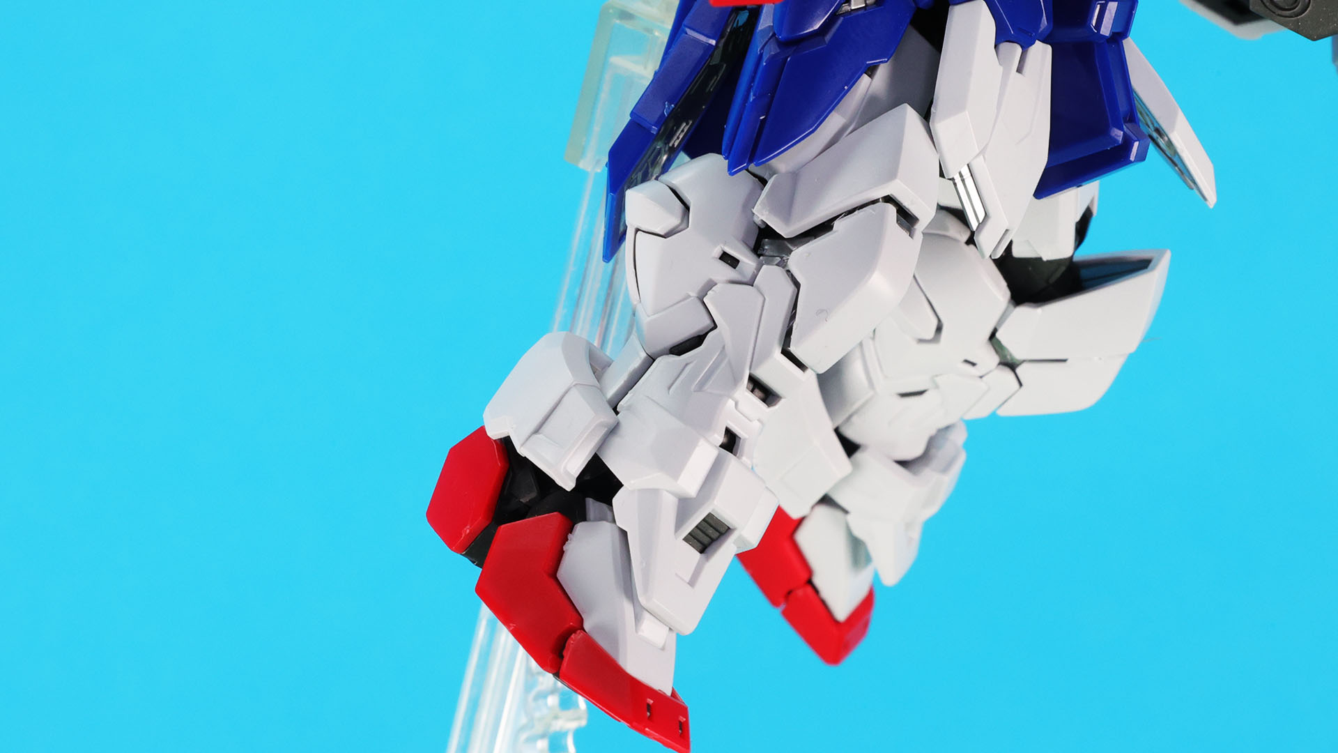 脚部は多数に分割された装甲パーツでディテールの密度がすごい！