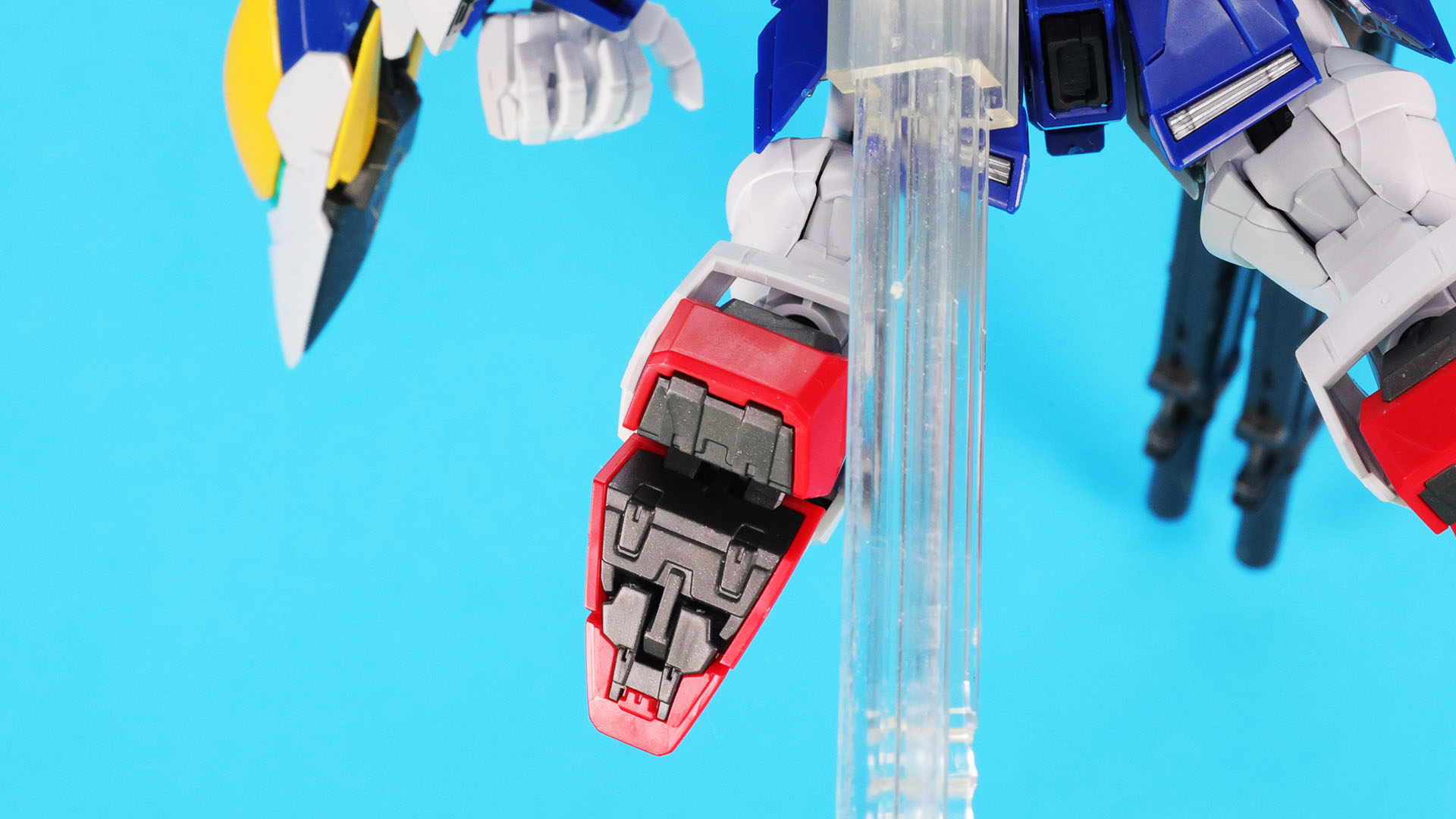 ソールは折りたたみとつま先可動のギミックを持ち、底はメカフレームで表現されます