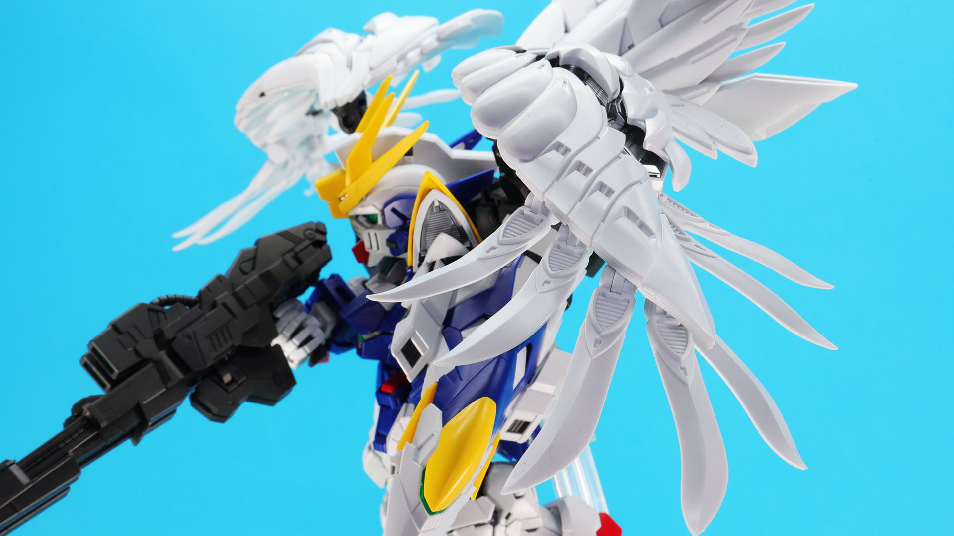 メインとなるウイングの先にあるウイングレットはそれぞれが2つの回転軸を持ち、自由に動かせます