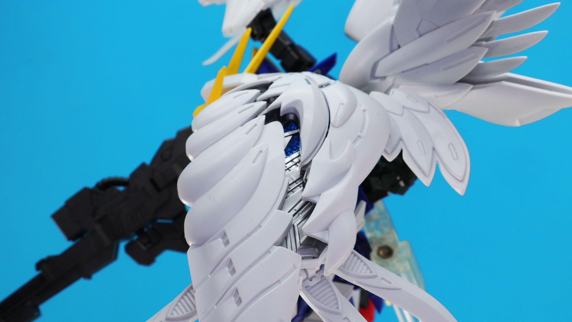 露出するシルバーのメカフレームがいいアクセントになっています