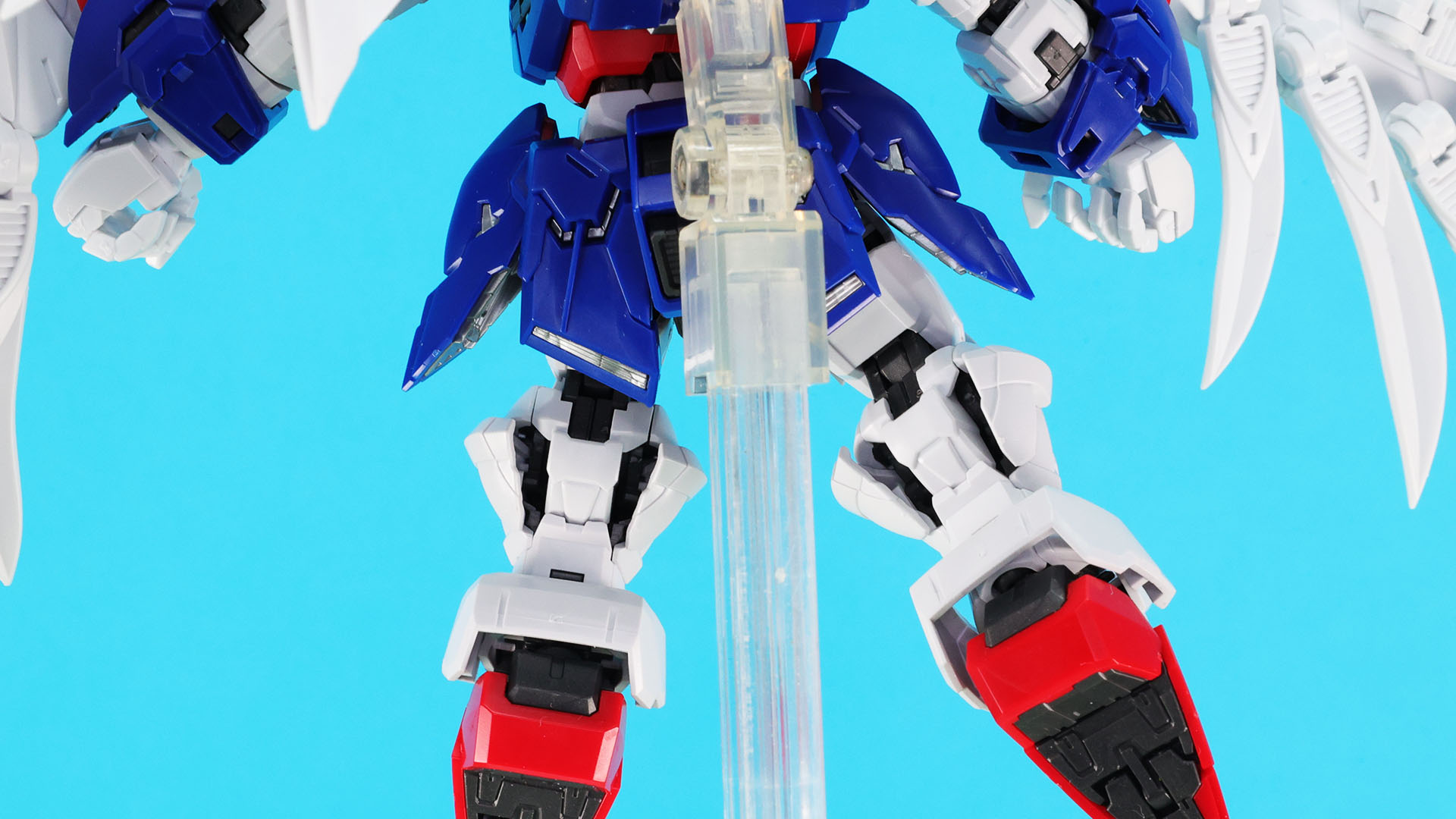 ふくらはぎ部も若干開く機構を持っています