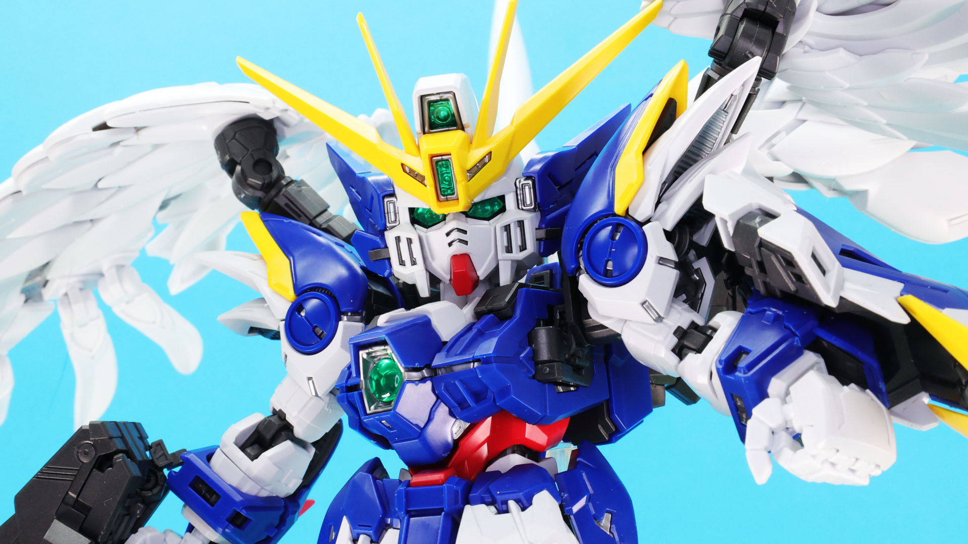 シャープな造形の頭部