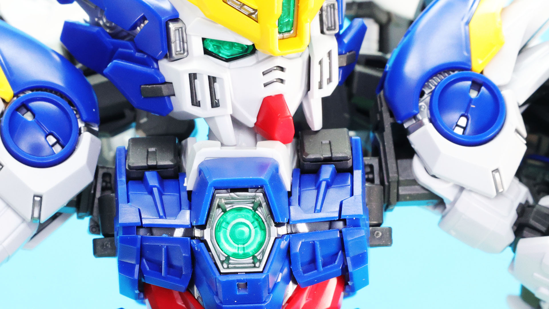 各センサーにあたる部分はクリアーパーツとメカフレームによる多層構造で表情豊かになっています