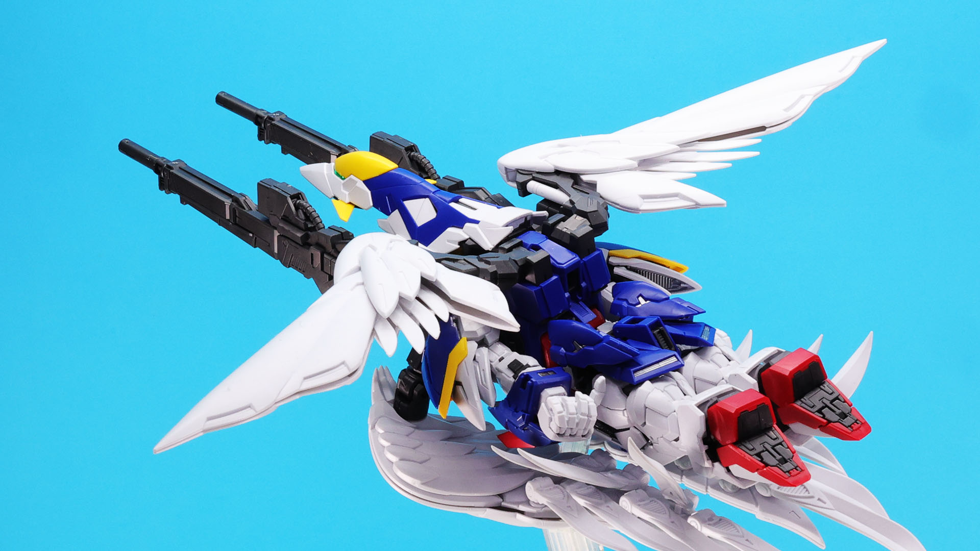 サブウイングは水平展開、大きく広げています