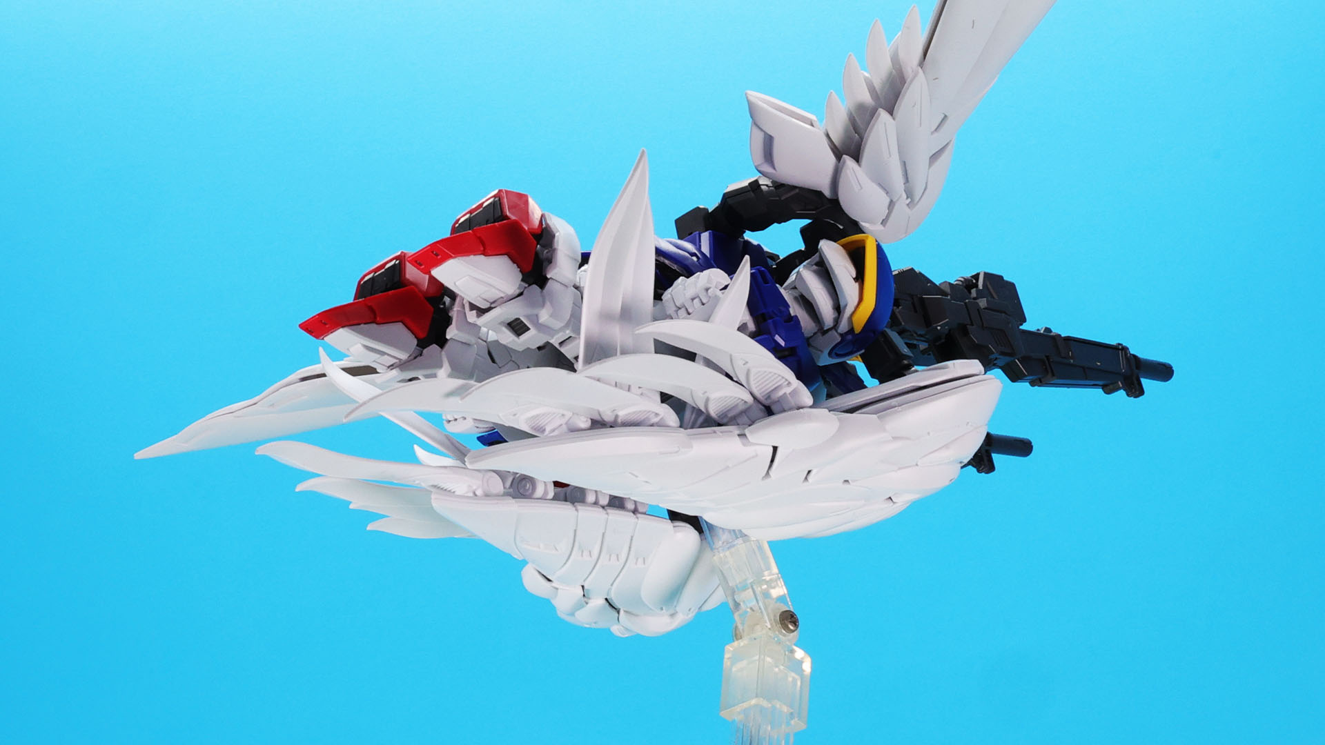 重量物をなるべく機体の中心に集めて機動性を上げることに貢献しそうなスタイルです