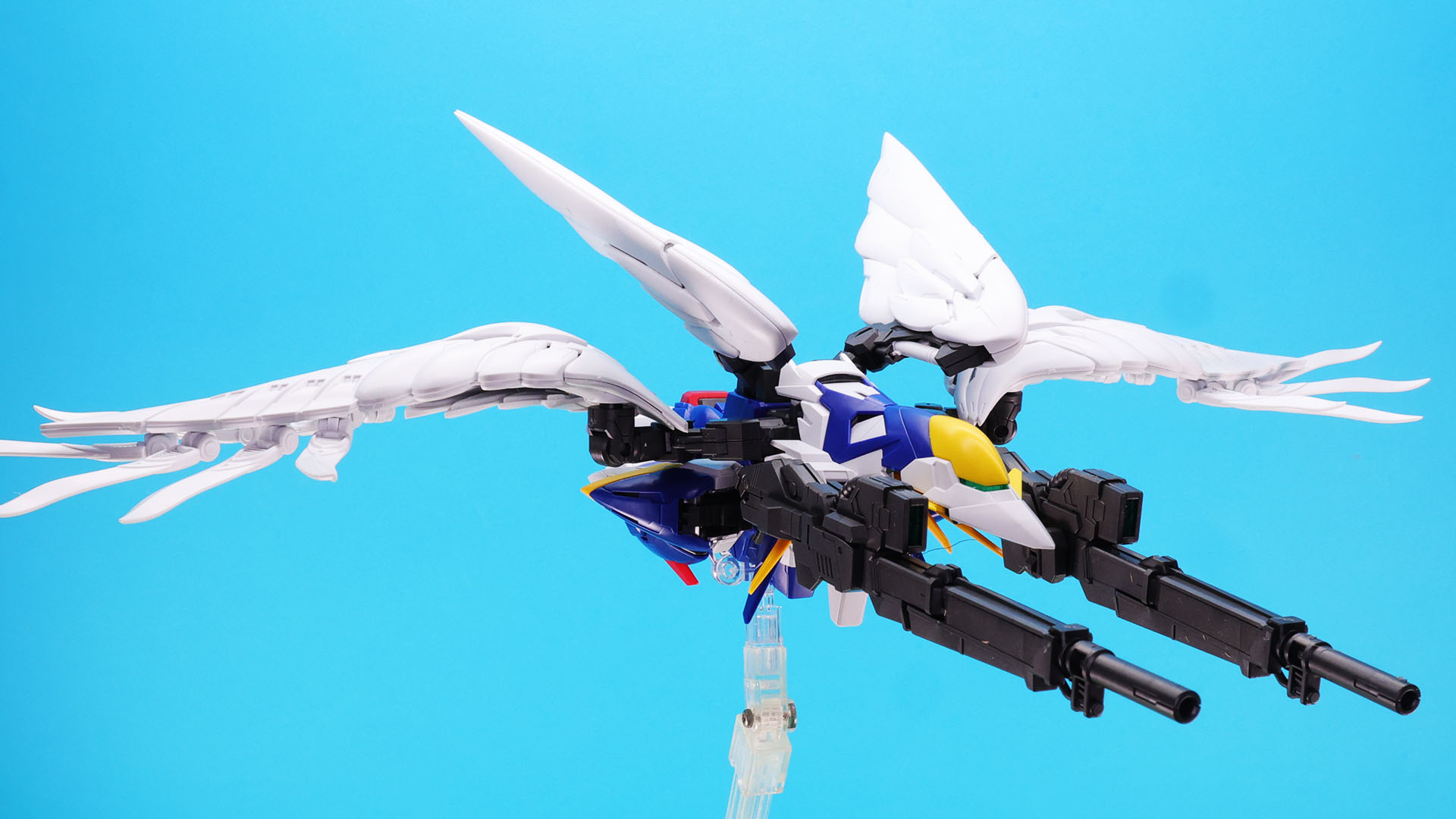 こちらはメインウイングを水平展開して鳥のような姿になった状態