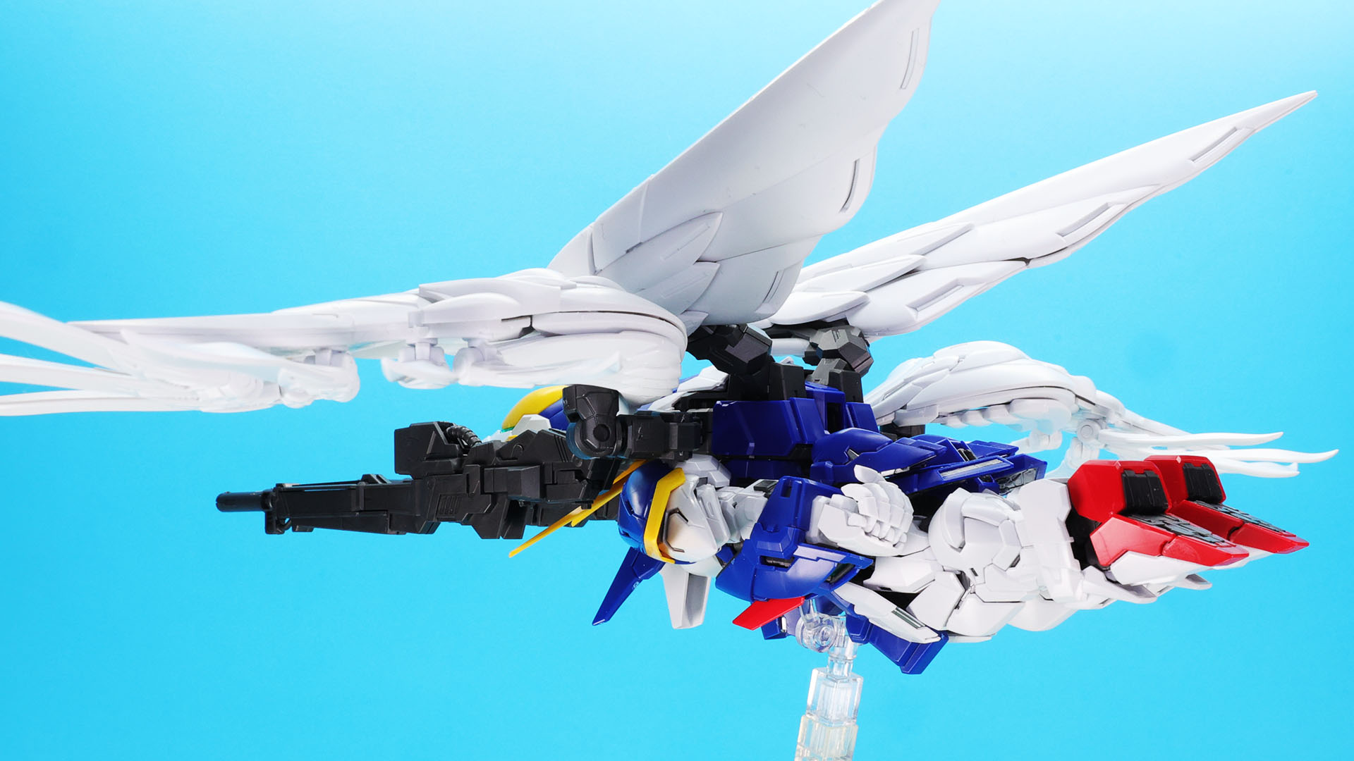 まさに翼になっているウイングバインダーで揚力もたっぷり稼げそうなスタイルです