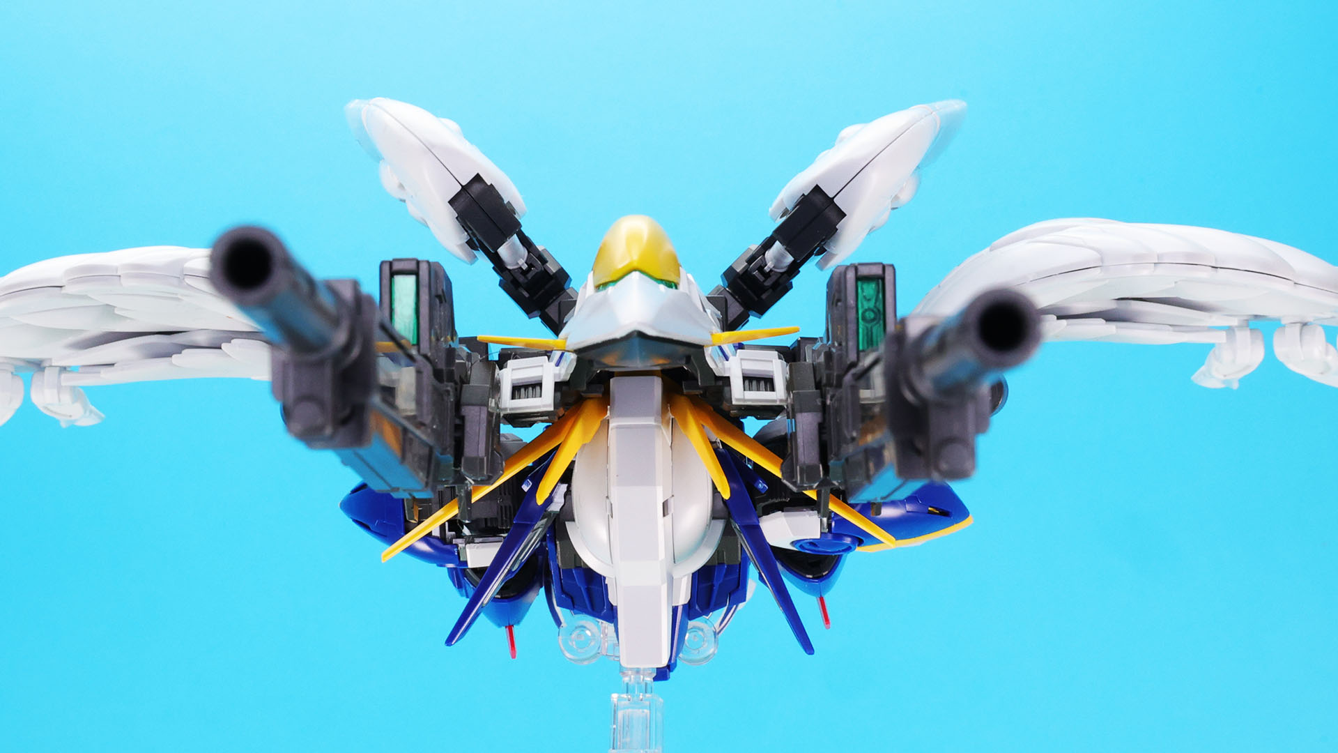 ネオバード形態時には頭部は180度後ろを向き、シールドの中に納めます