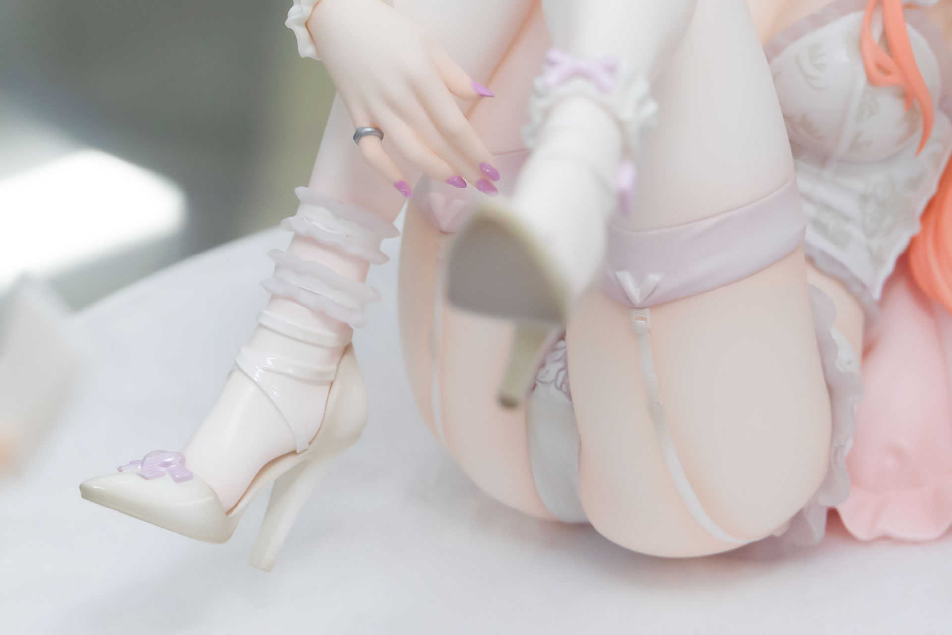 足元は白いハイヒールを履いている